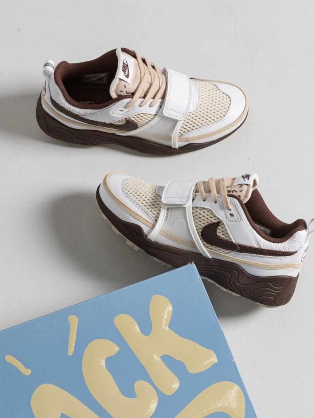 Nike x Travis Scott Zoom Field Jaxx White and Light Chocolate 착용 스타일 - 9