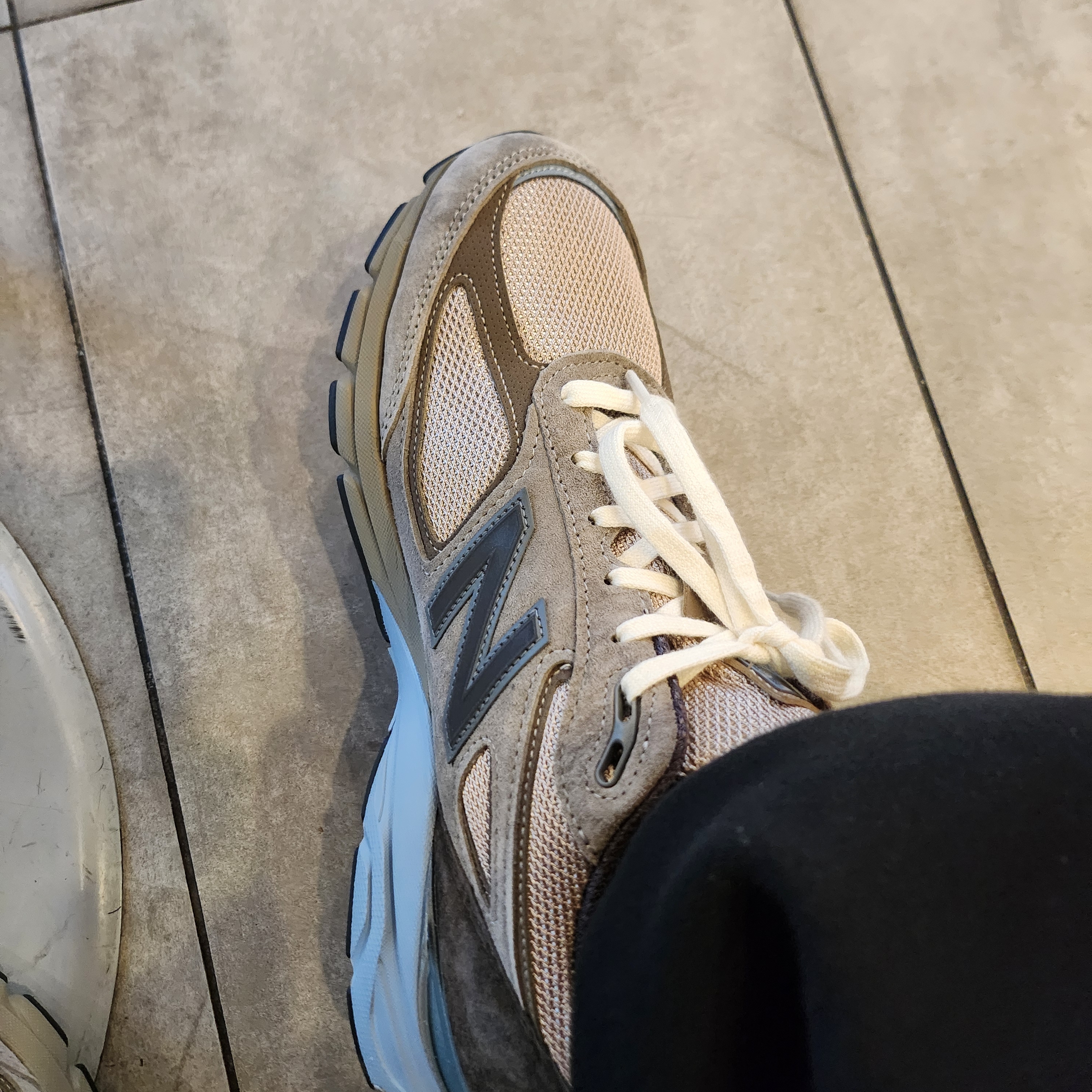 New Balance x Auralee 990v4 Made in USA London Fog 착용 스타일 - 1