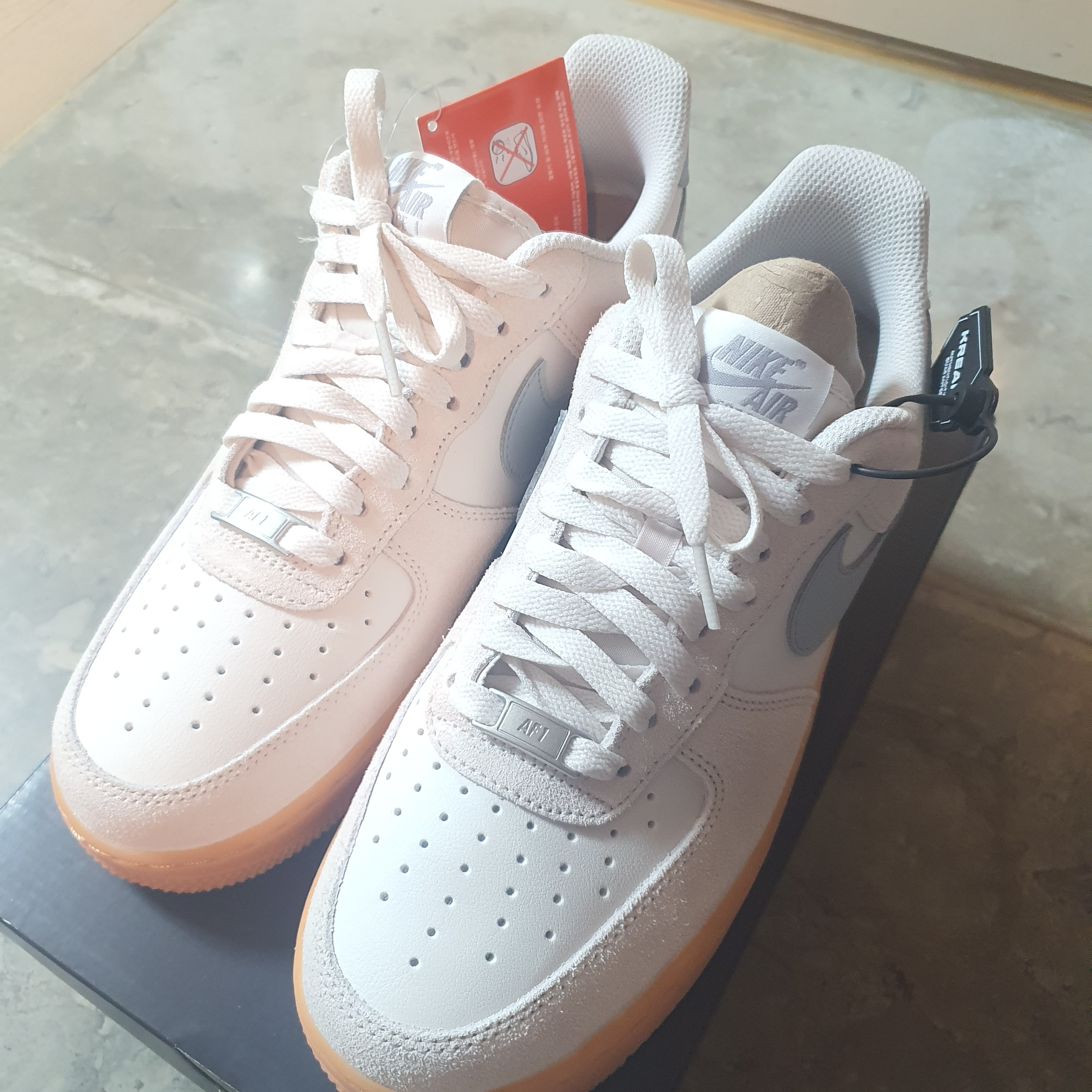 Nike Air Force 1 '07 LV8 Phantom Light Smoke Gum 착용 스타일 - 1