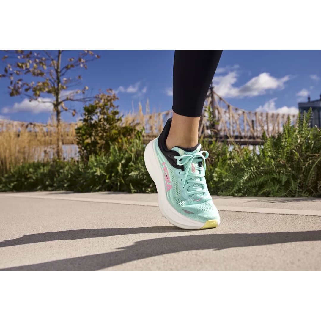 Hoka Bondi 9 Drizzle Downpour - Wide, Hoka Bondi 9 Luna Moth Blue Spark - Regular 착용 스타일 - 4