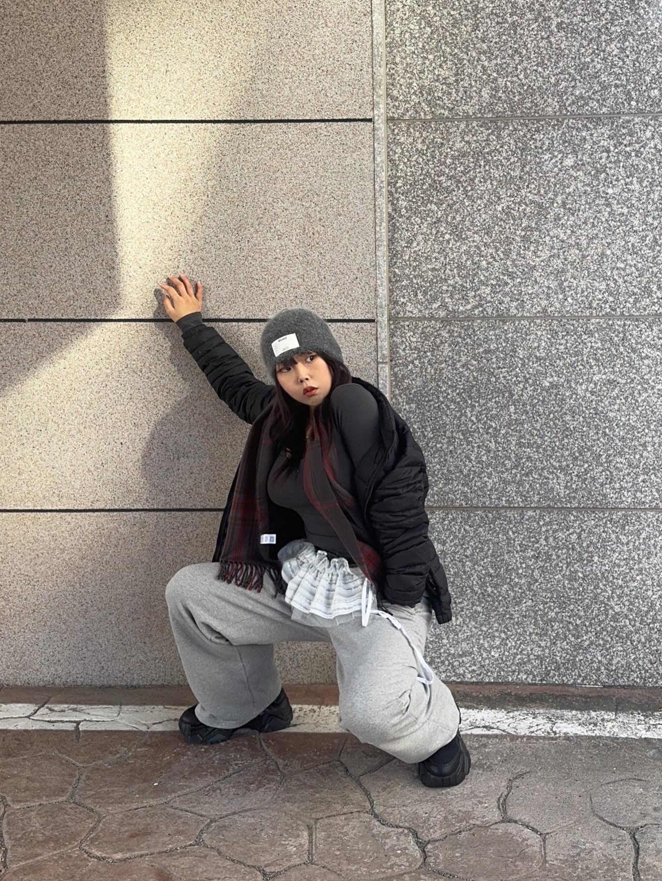 MUCENT Signature Muffler Brown Leather Patch Short Charcoal Small Check 착용 스타일 - 5