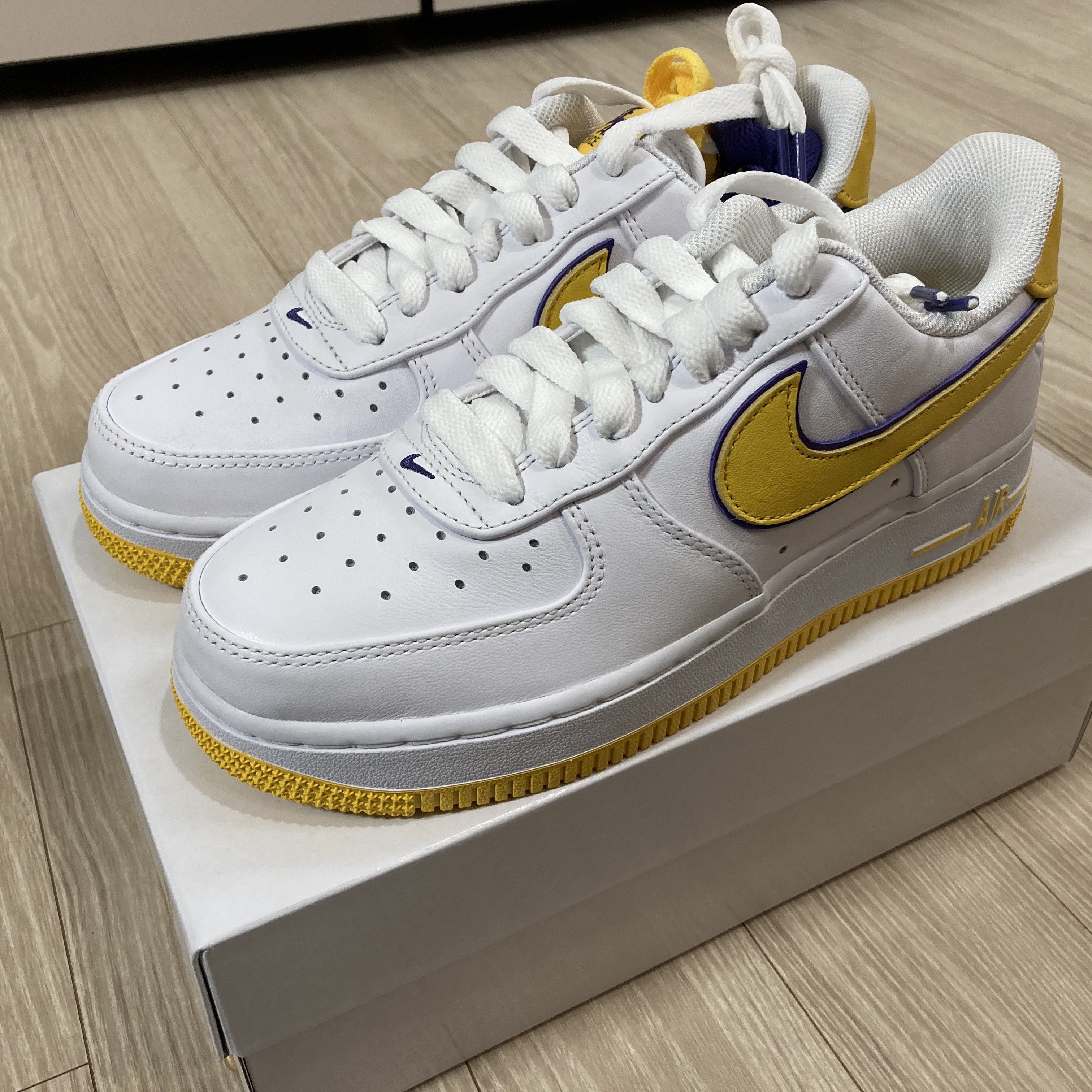 Nike x Kobe Bryant Air Force 1 Low Retro QS Varsity Maize and Varsity Purple 착용 스타일 - 1