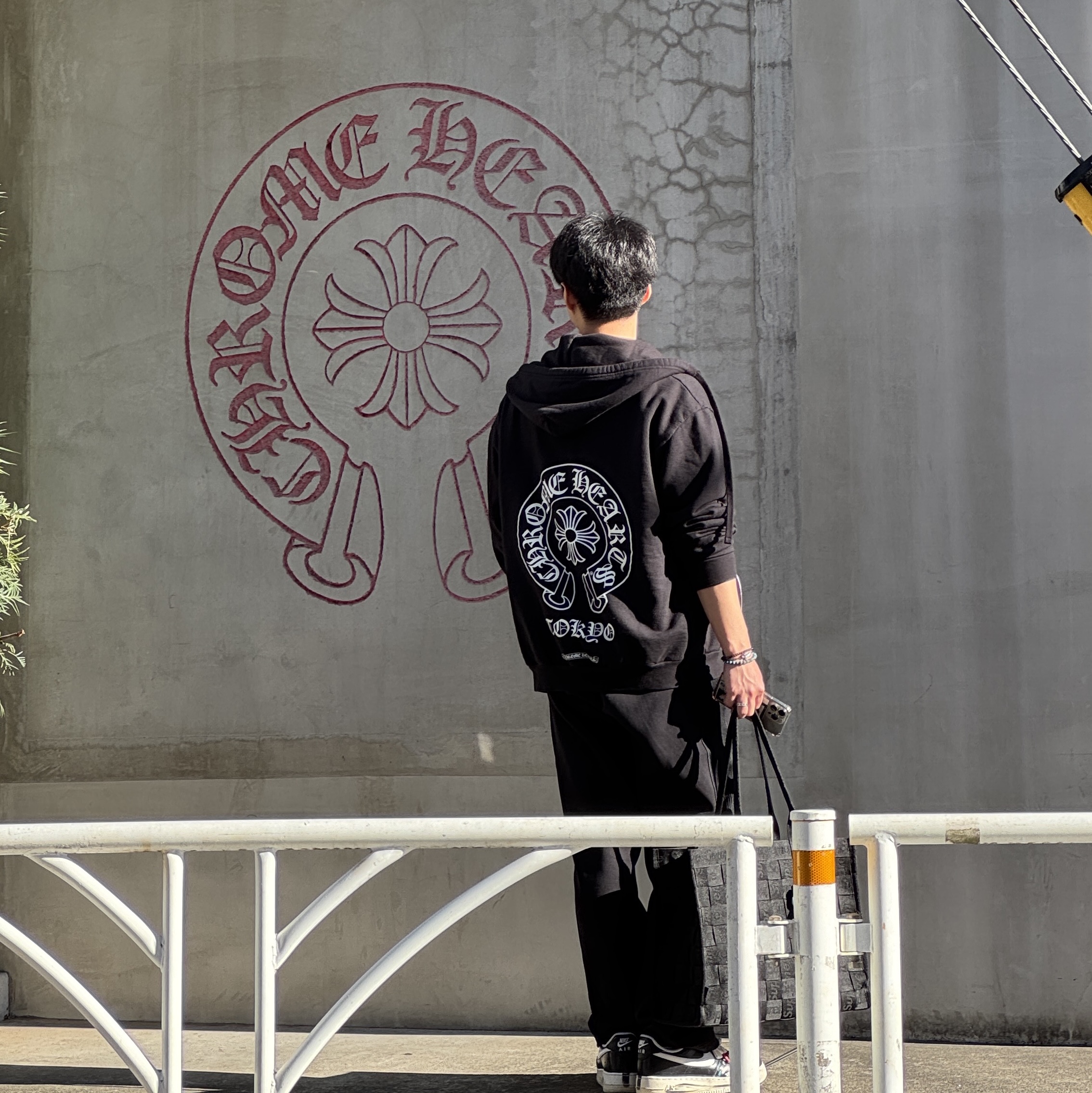 Chrome Hearts Horseshoe Hoodie Black - Tokyo Exclusive, Supreme Woven Tote Black - 24SS 착용 스타일 - 1