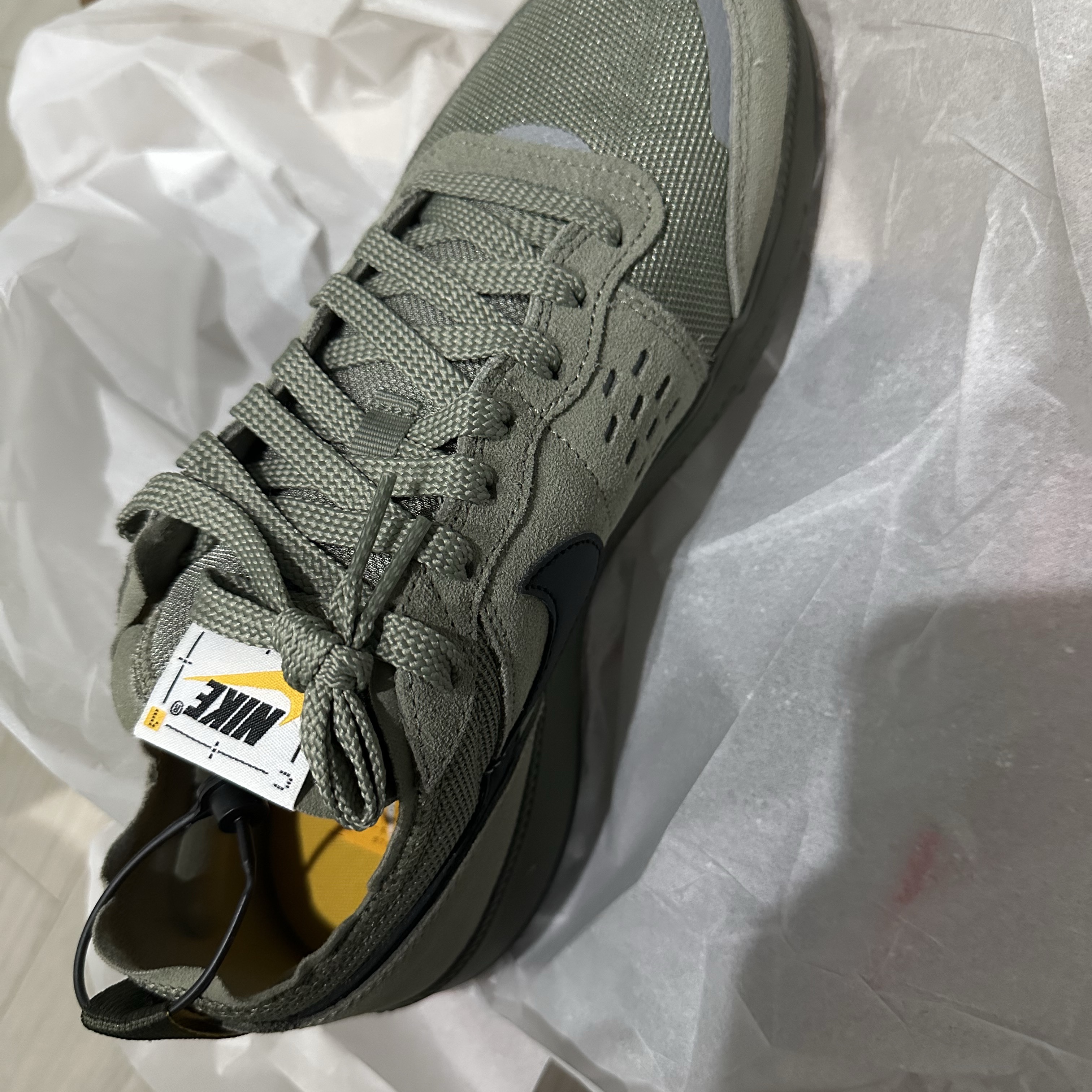 Nike C1TY Surplus Light Army Cargo Khaki 착용 스타일