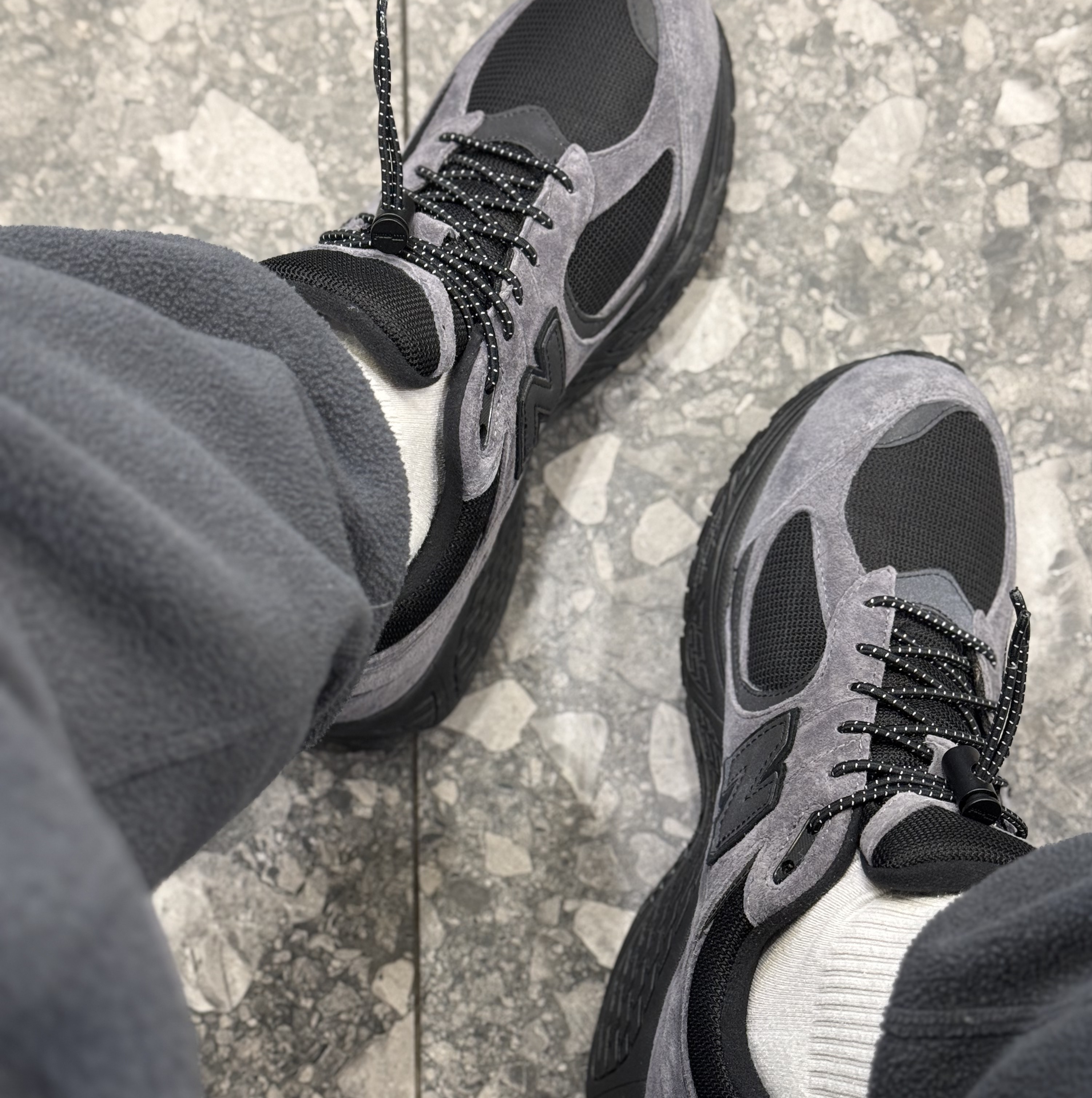 New Balance x JJJJound 2002R Gore-Tex Charcoal 착용 스타일