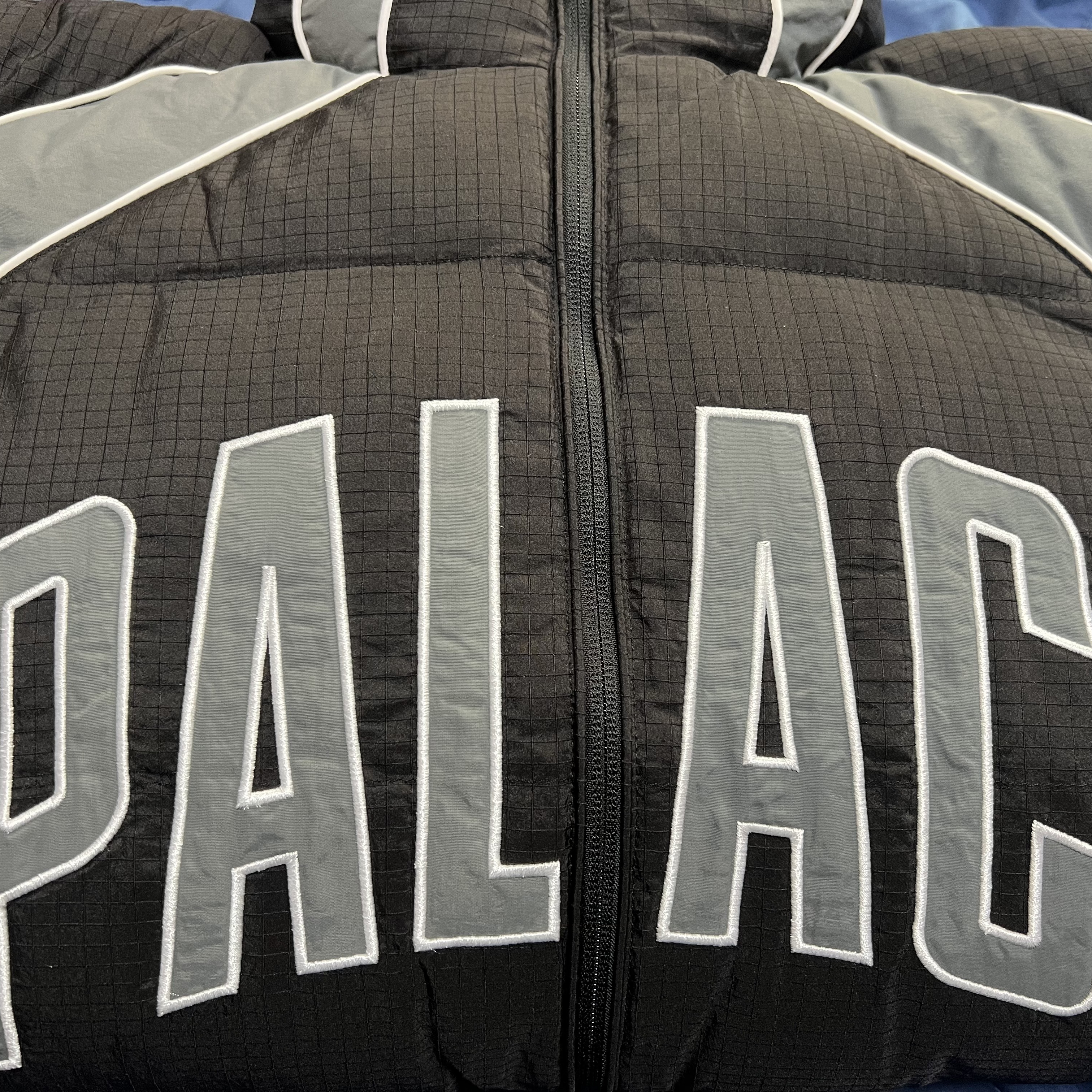 Palace Sport Mit Puffa Black Concrete Grey - 24FW 착용 스타일