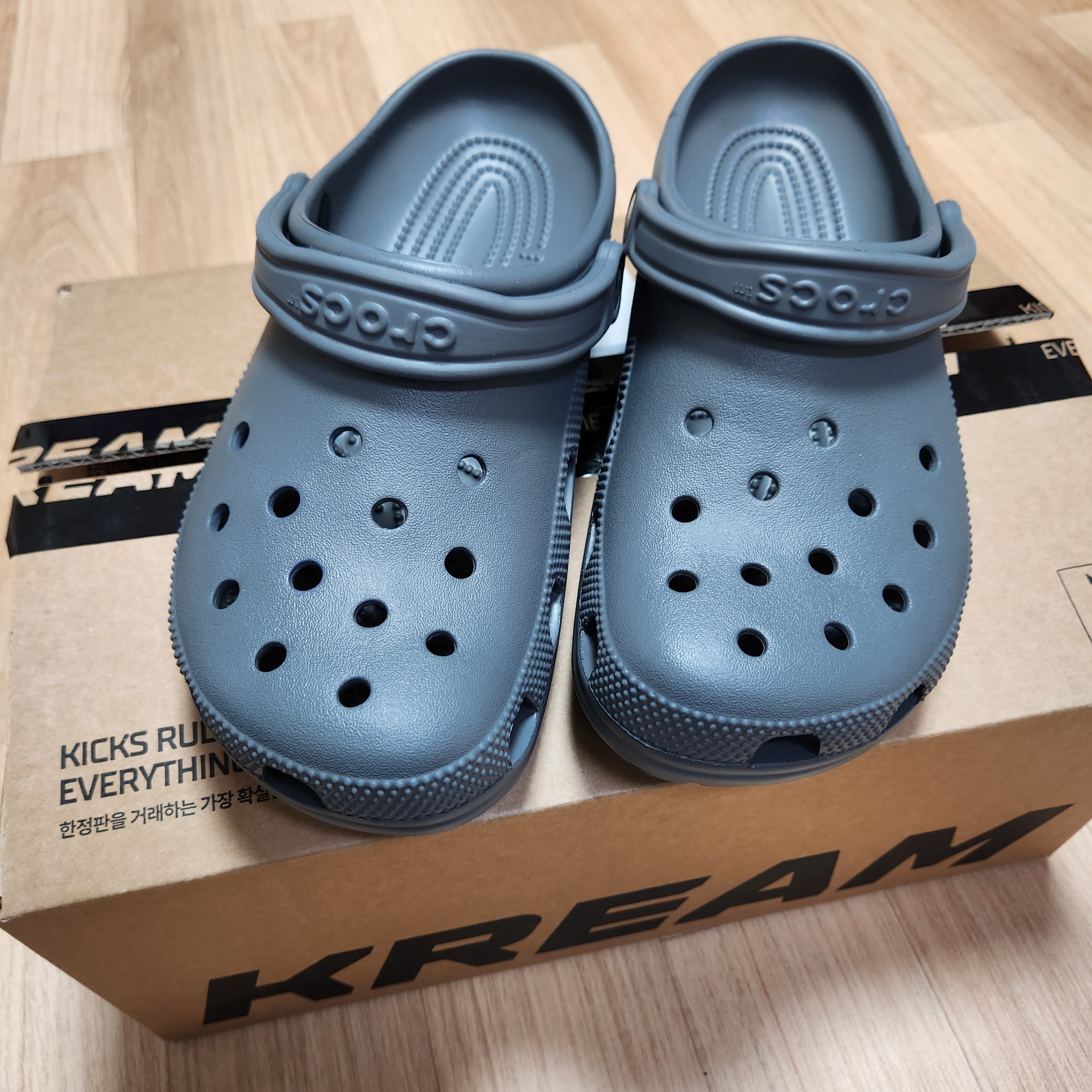 Crocs Classic Clog Slate Grey 착용 스타일