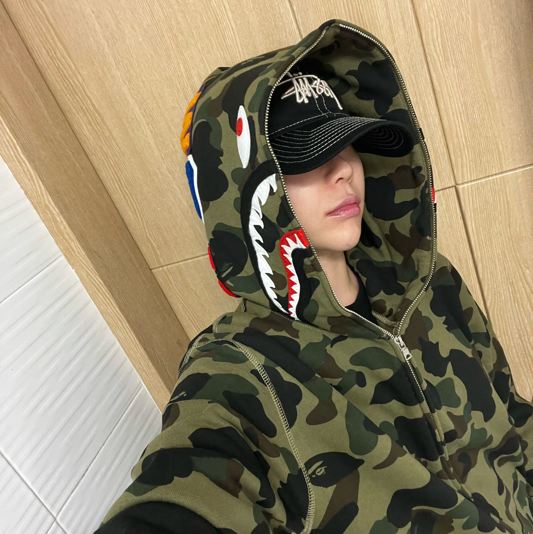 Stussy New Era 9twenty Basic Trucker Black, BAPE 1st Camo Shark Full Zip Hoodie Army Green 착용 스타일 - 1