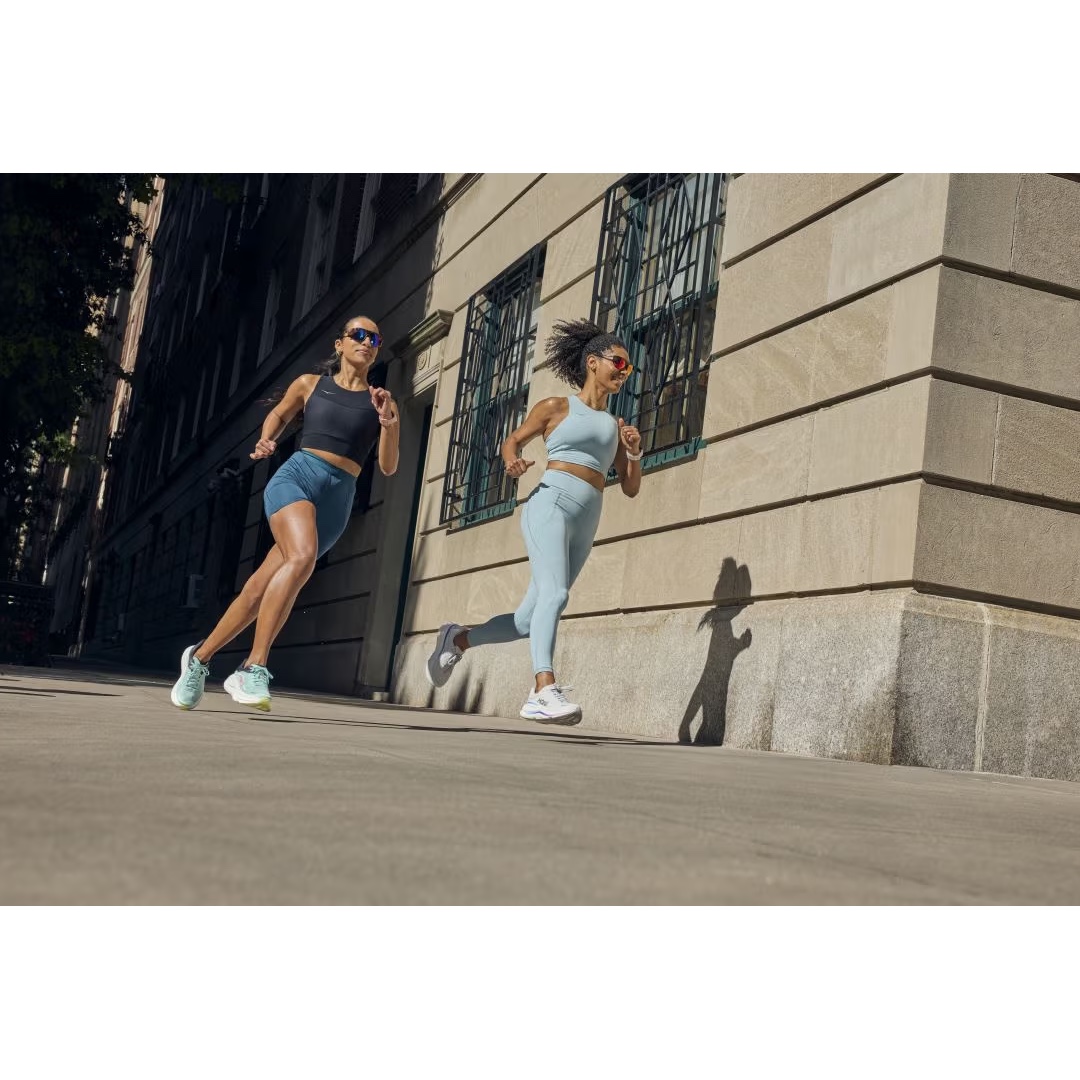 Hoka Bondi 9 Drizzle Downpour - Wide, Hoka Bondi 9 Luna Moth Blue Spark - Regular 착용 스타일 - 2