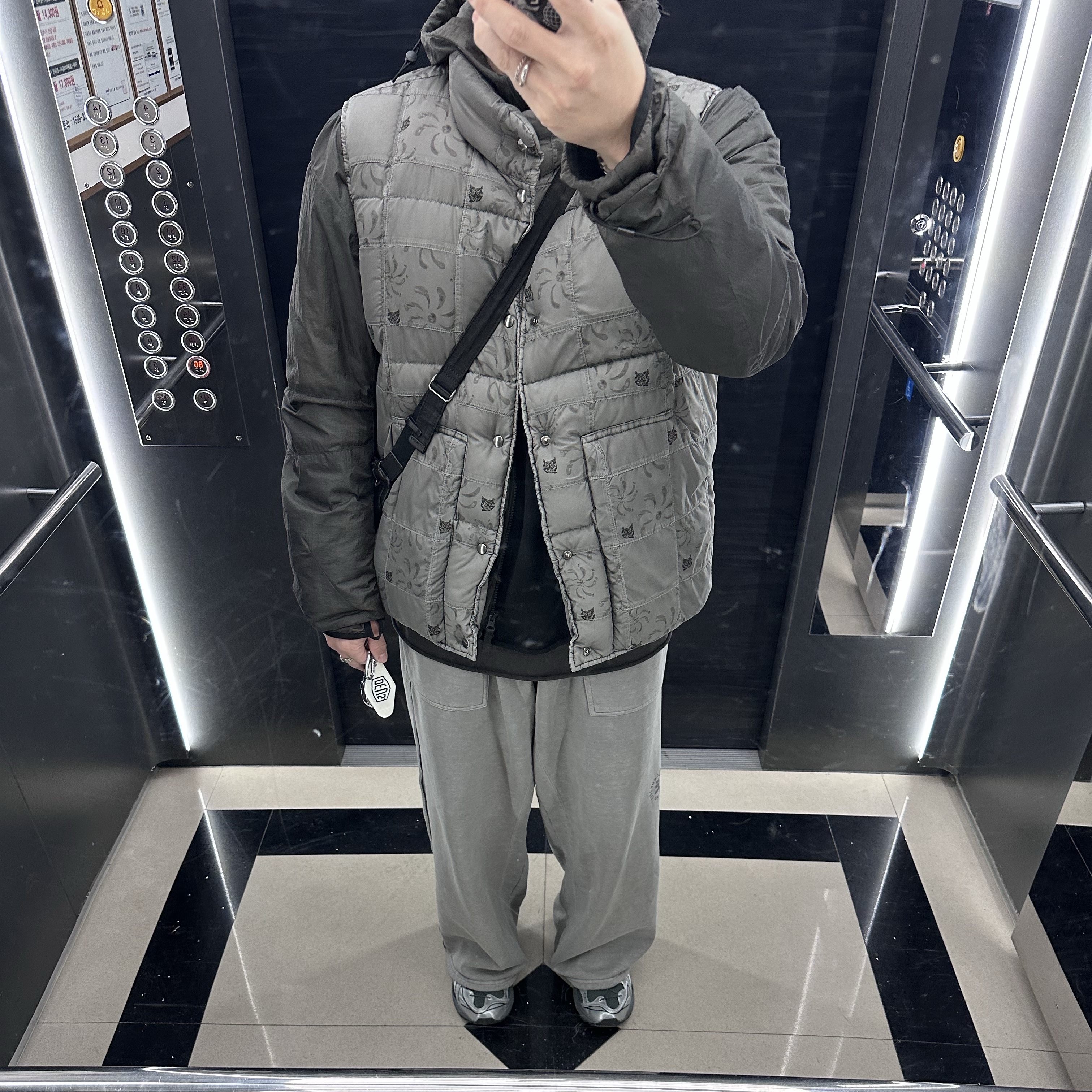 Polyteru Light Puffer Jacket 1.5v Mud, Polyteru 1011 Fatigue Sweatpants 1.2v Dirty Gray 착용 스타일
