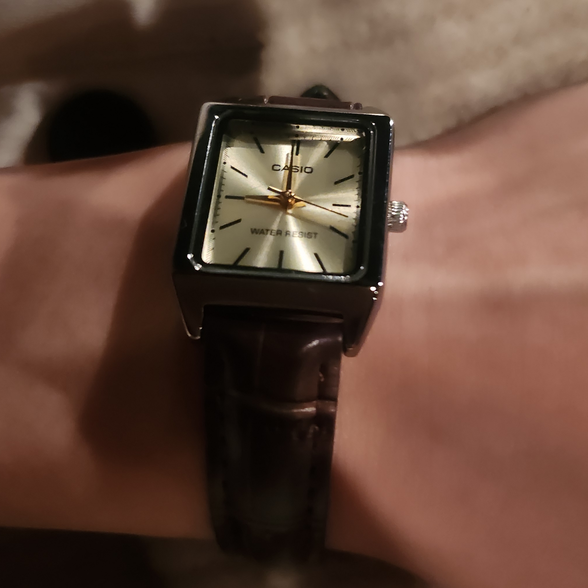 Casio LTP-V007L-9E 착용 스타일