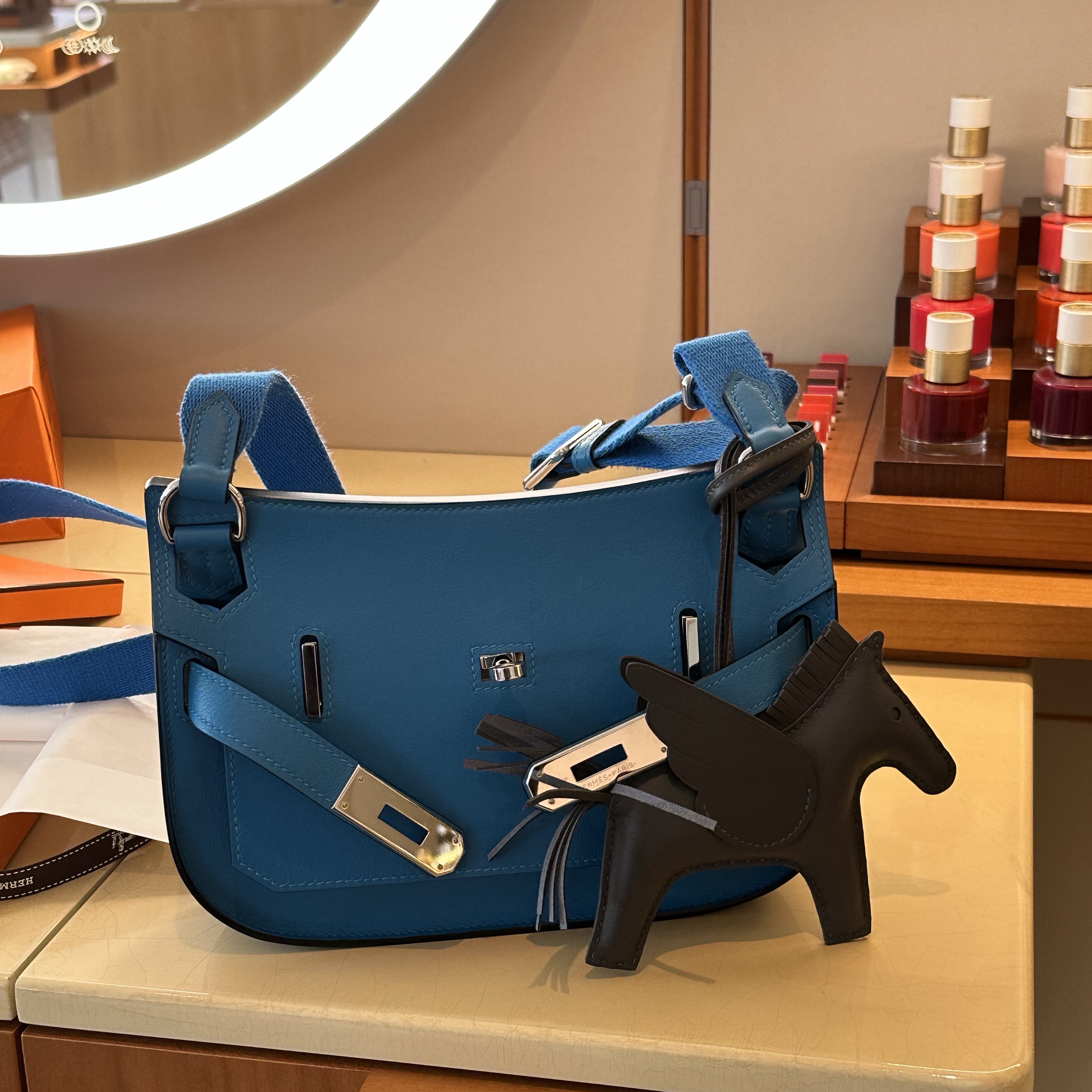 Hermes Rodeo Pegase MM Charm Milo Swift & Noir, Hermes Jypsiere Mini Bag Evercolor & Palladium New Bleu Hydra 착용 스타일 - 1