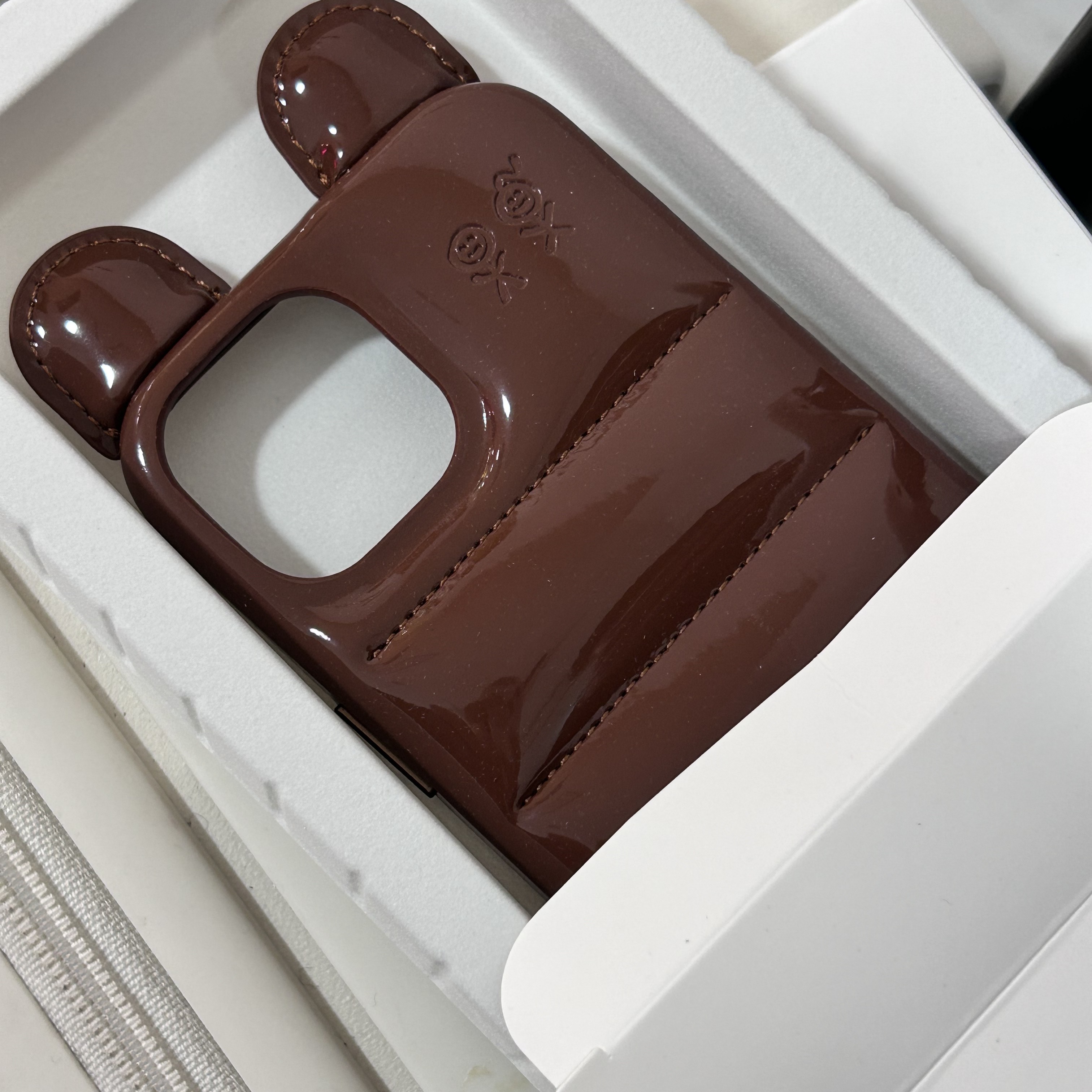 Urbansophistication The Puffer Case Teddy Bear 착용 스타일 - 2
