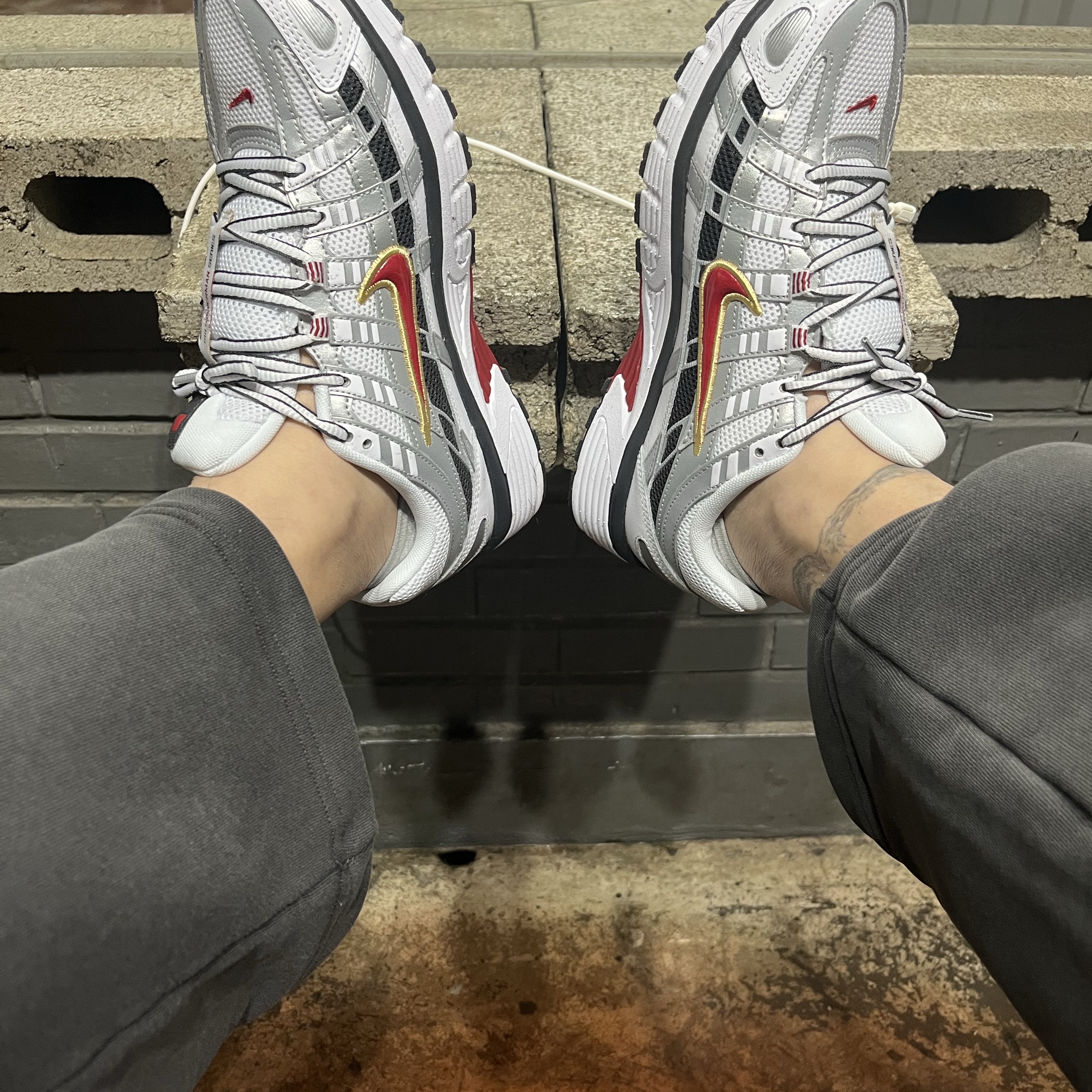 (W) Nike P-6000 Metallic Silver Red 착용 스타일 - 1