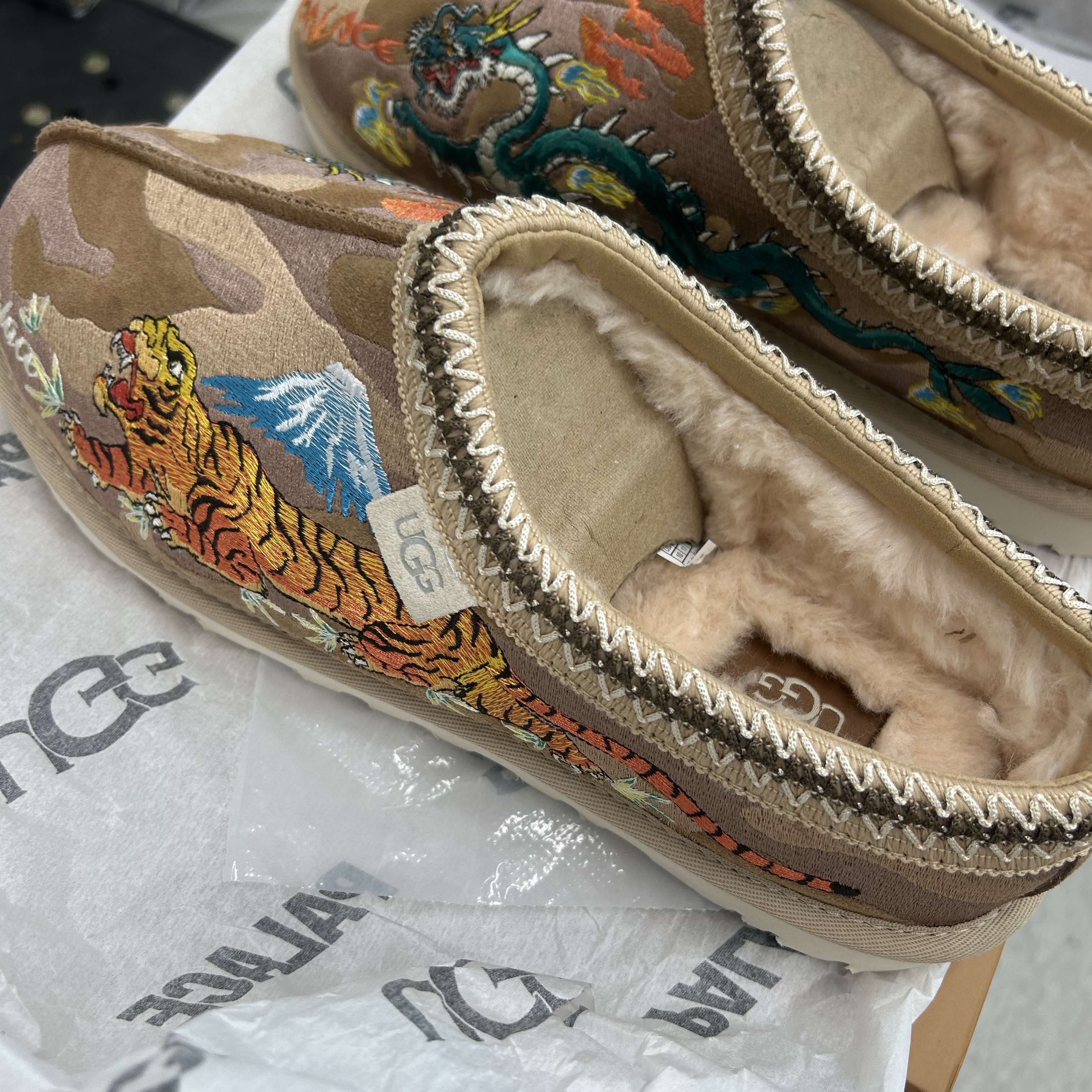 UGG x Palace Tasman Slipper Chestnut Camo 착용 스타일 - 2