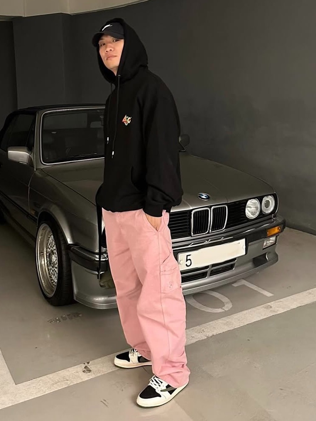 Nike V2K Run Summit White Metallic Silver, (W) Jordan 1 x Travis Scott Retro Low OG SP Medium Olive 착용 스타일 - 3