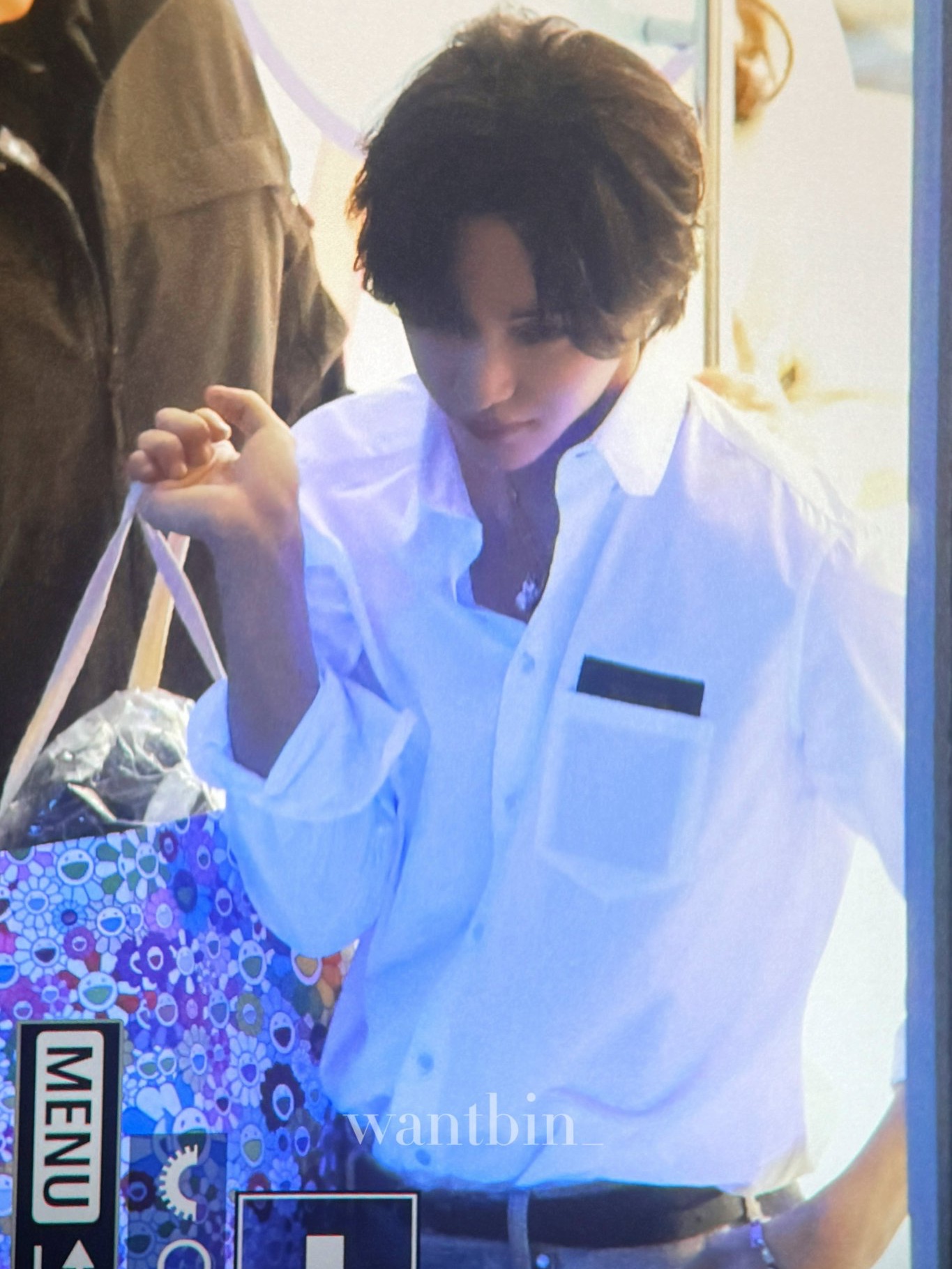 Louis Vuitton DNA Shirt White 착용 스타일