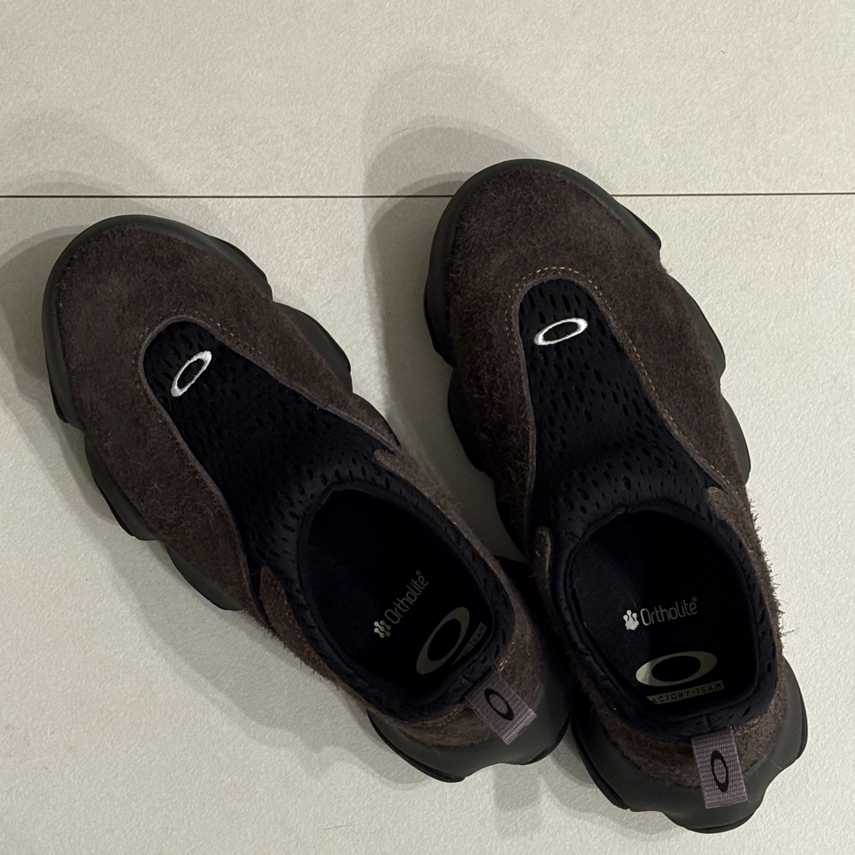 Oakley Factory Team x Brain Dead Suede Flesh Java 착용 스타일