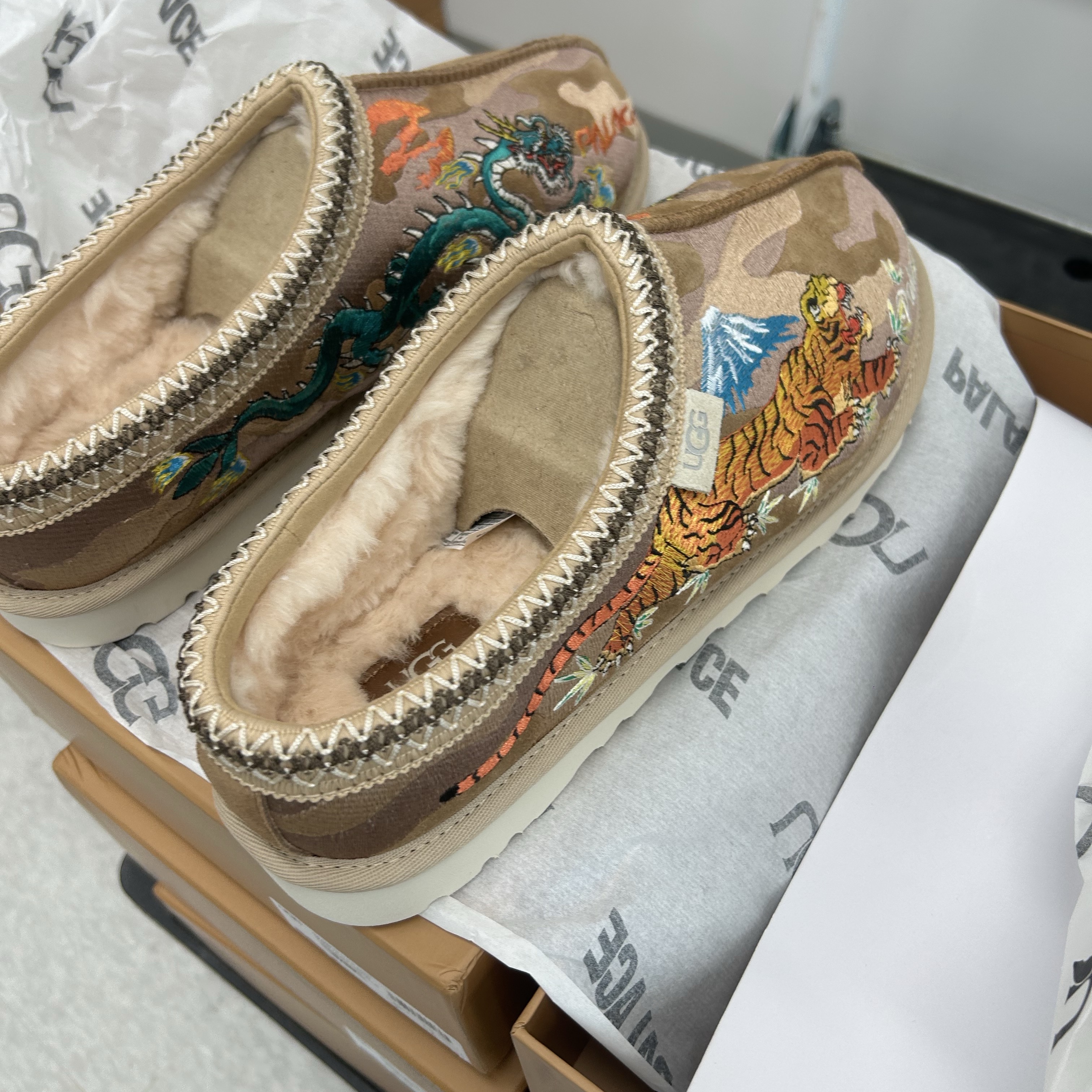 UGG x Palace Tasman Slipper Chestnut Camo 착용 스타일 - 1