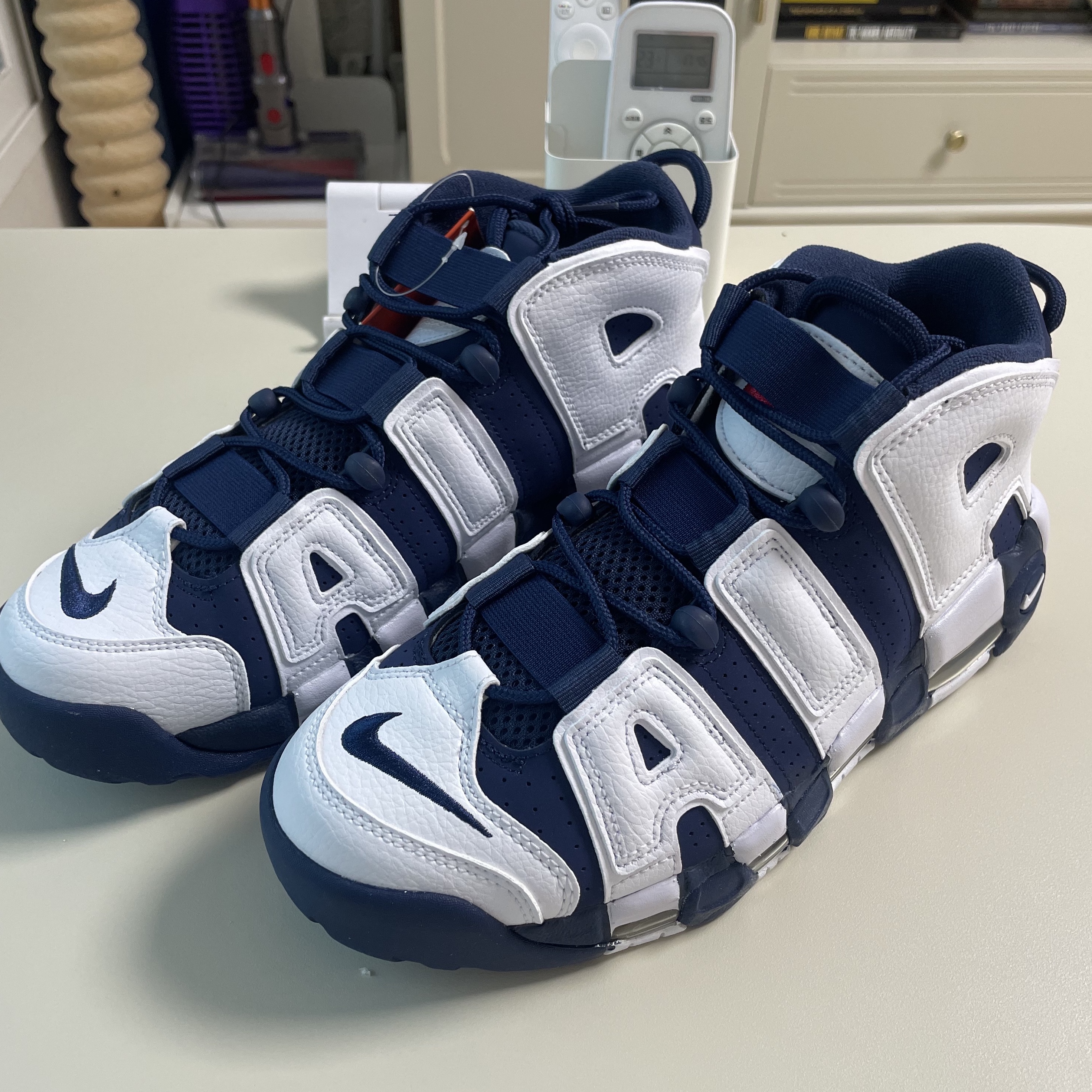 Nike Air More Uptempo 96 White Midnight Navy 착용 스타일 - 2