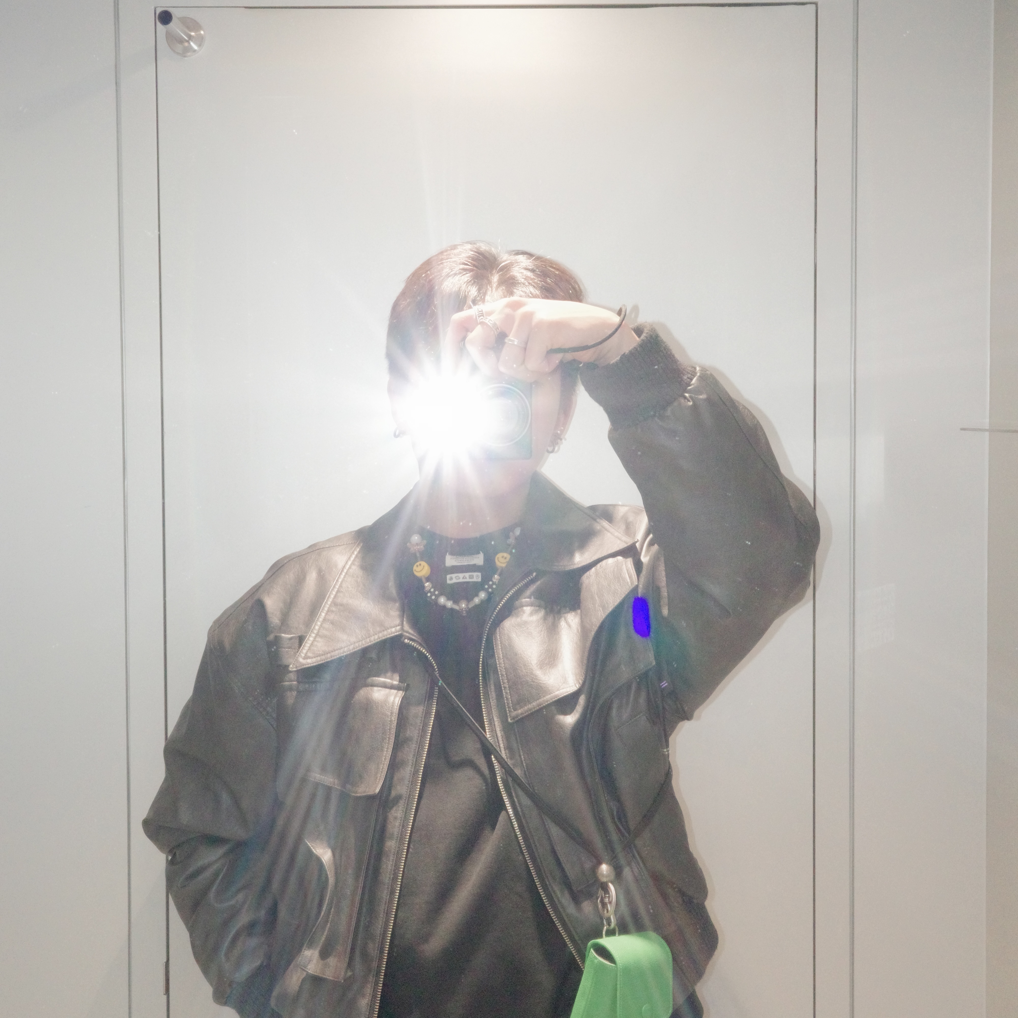 Full of Ssun Gunpocket Leather Jacket Grey, Maison Margiela Keyring Wallet Black 착용 스타일 - 1