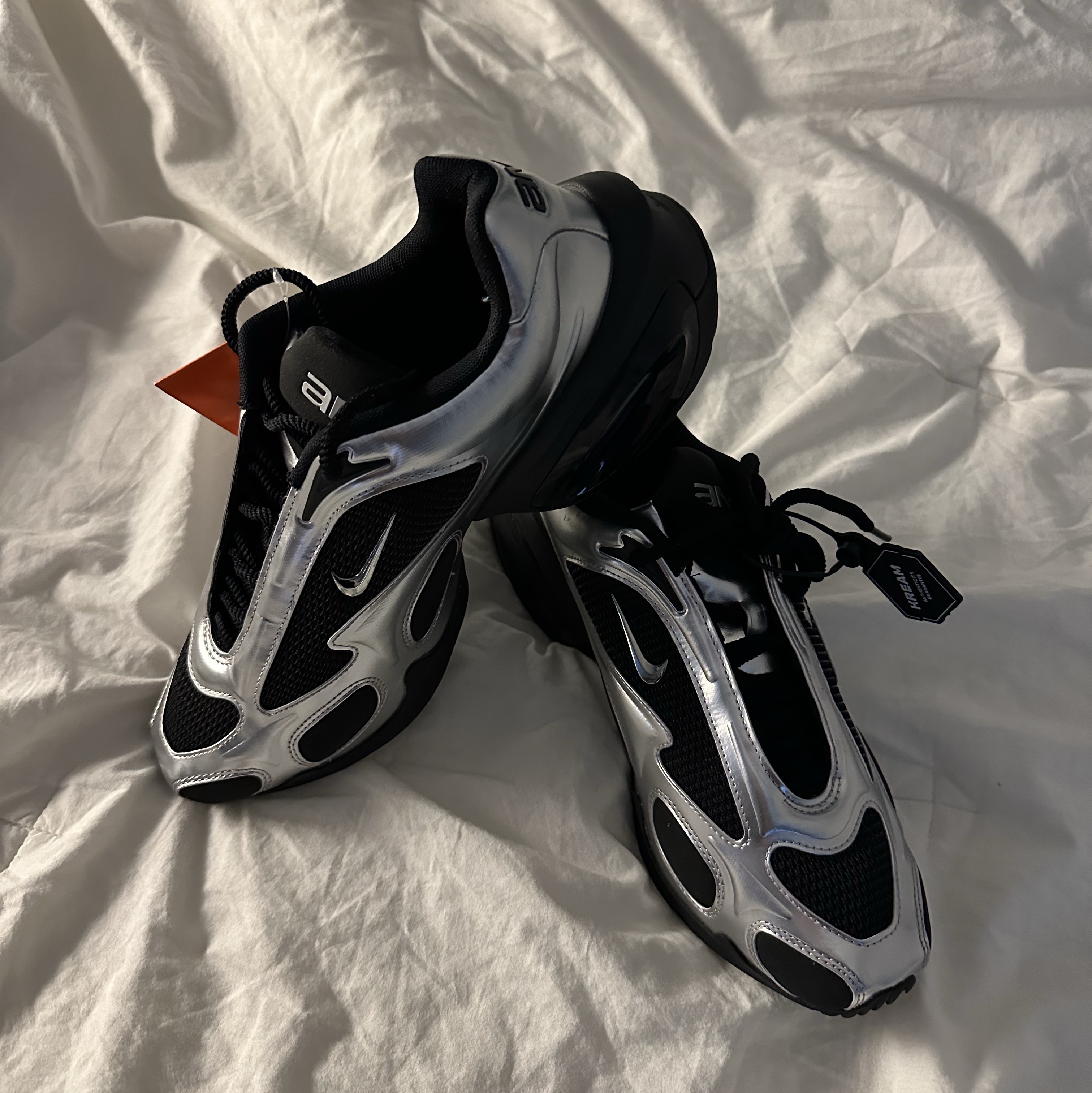(W) Nike Air Max Muse Black and Metallic Silver 착용 스타일