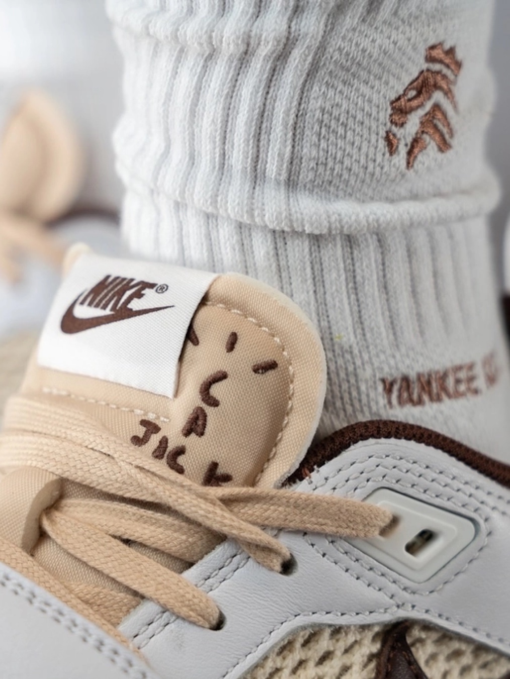 Nike x Travis Scott Zoom Field Jaxx White and Light Chocolate 착용 스타일 - 3