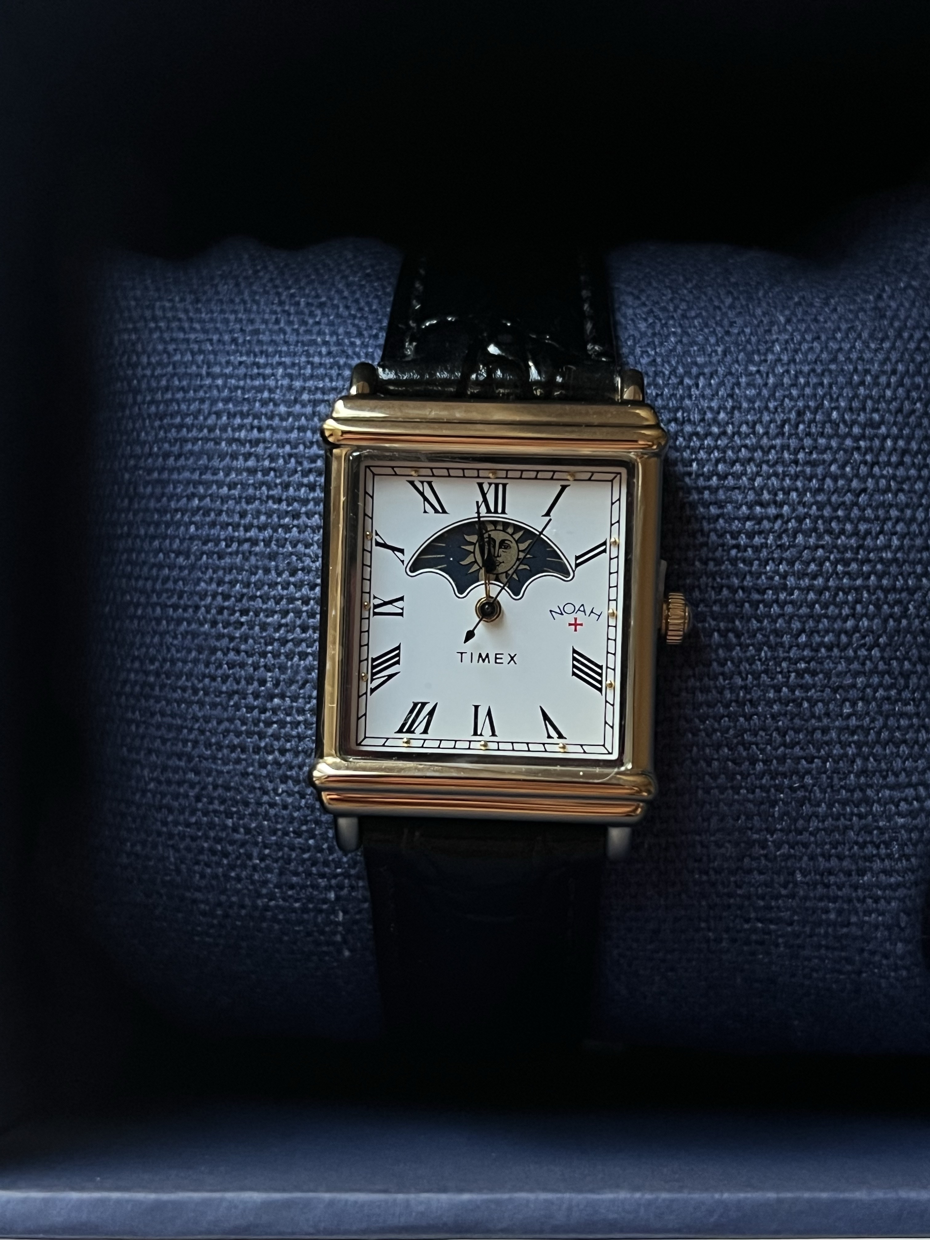 Timex x Noah Sun and Moon Watch Black Gold 착용 스타일 - 1