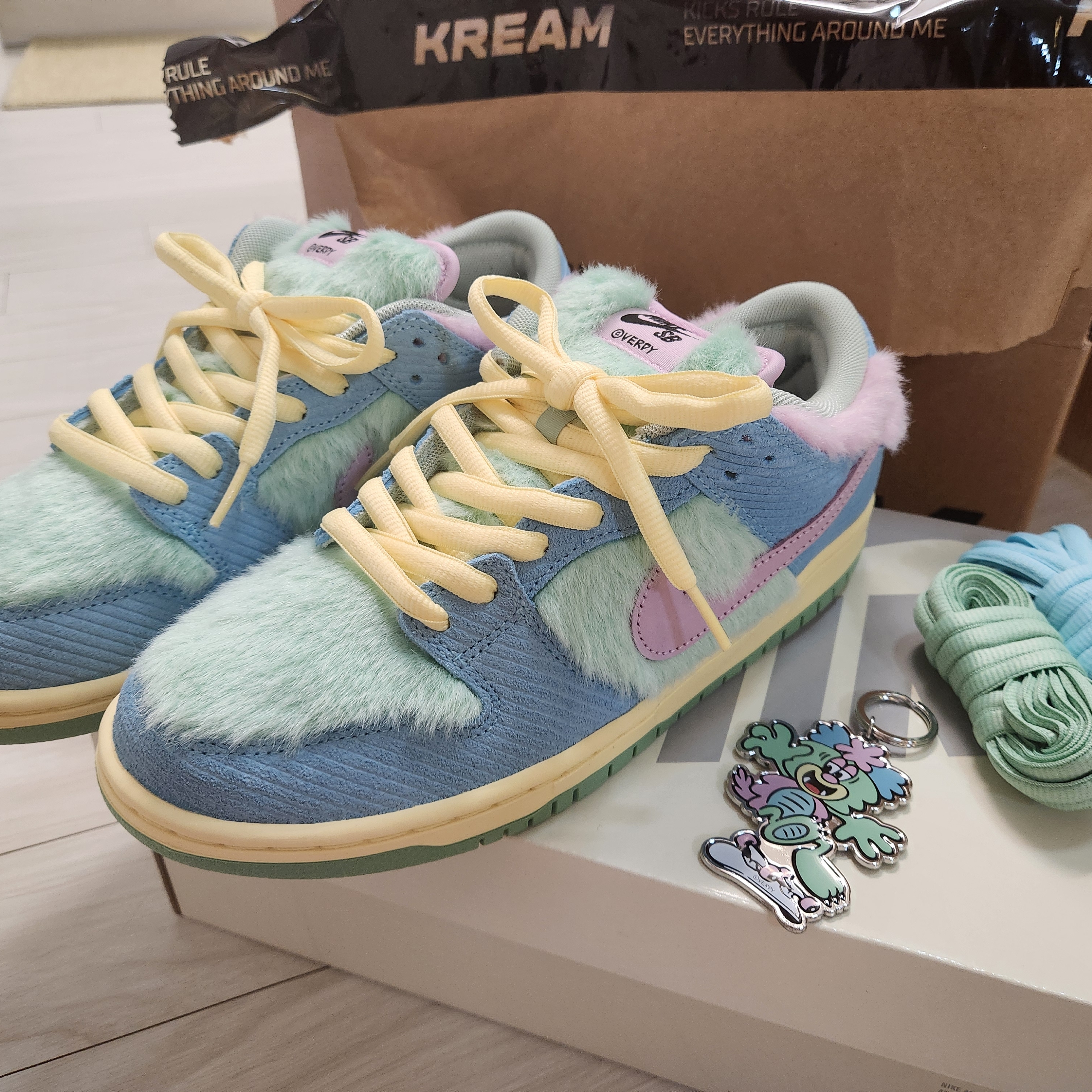 Nike x Verdy SB Dunk Low Pro Blue Gaze and Enamel Green 착용 스타일 - 3