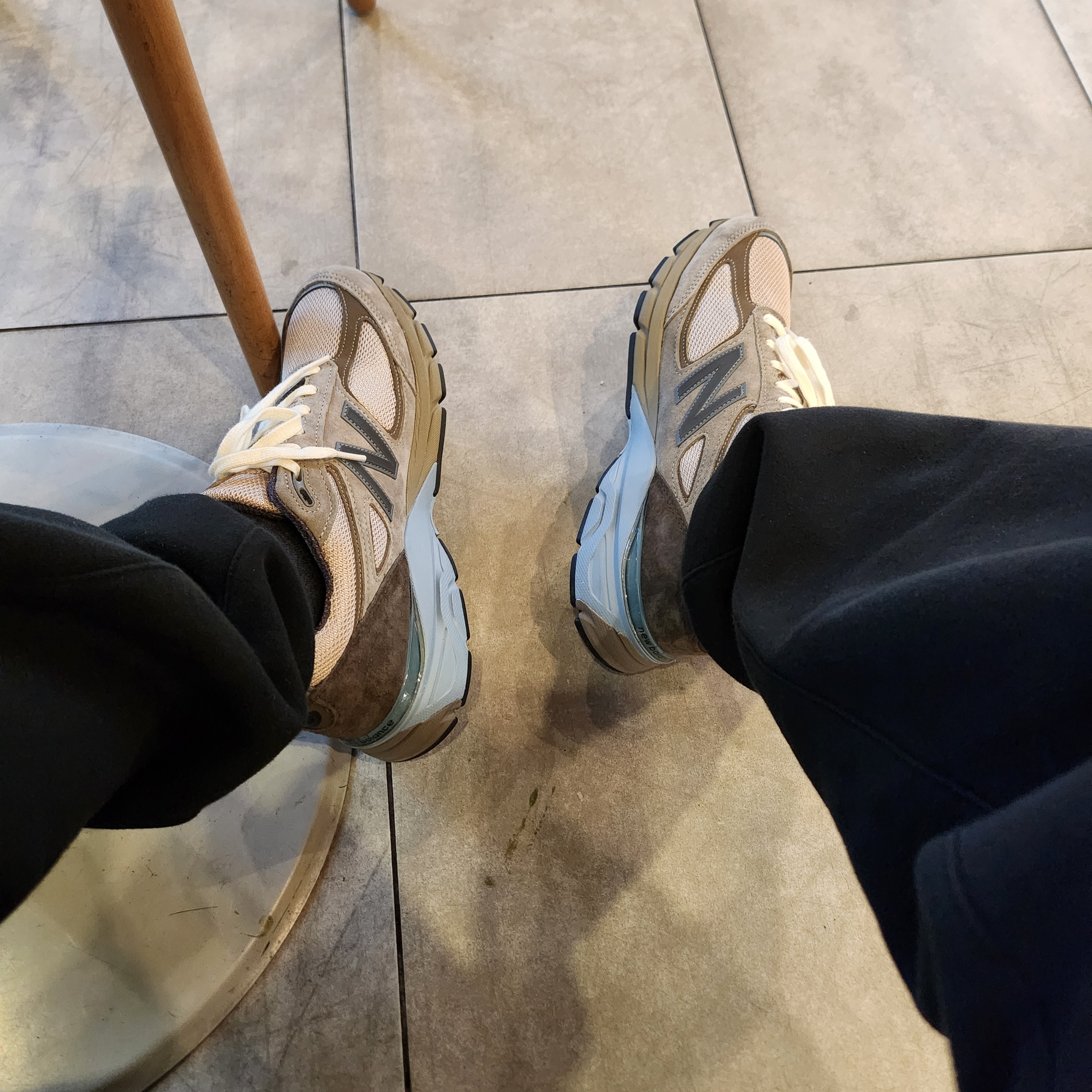 New Balance x Auralee 990v4 Made in USA London Fog 착용 스타일 - 3