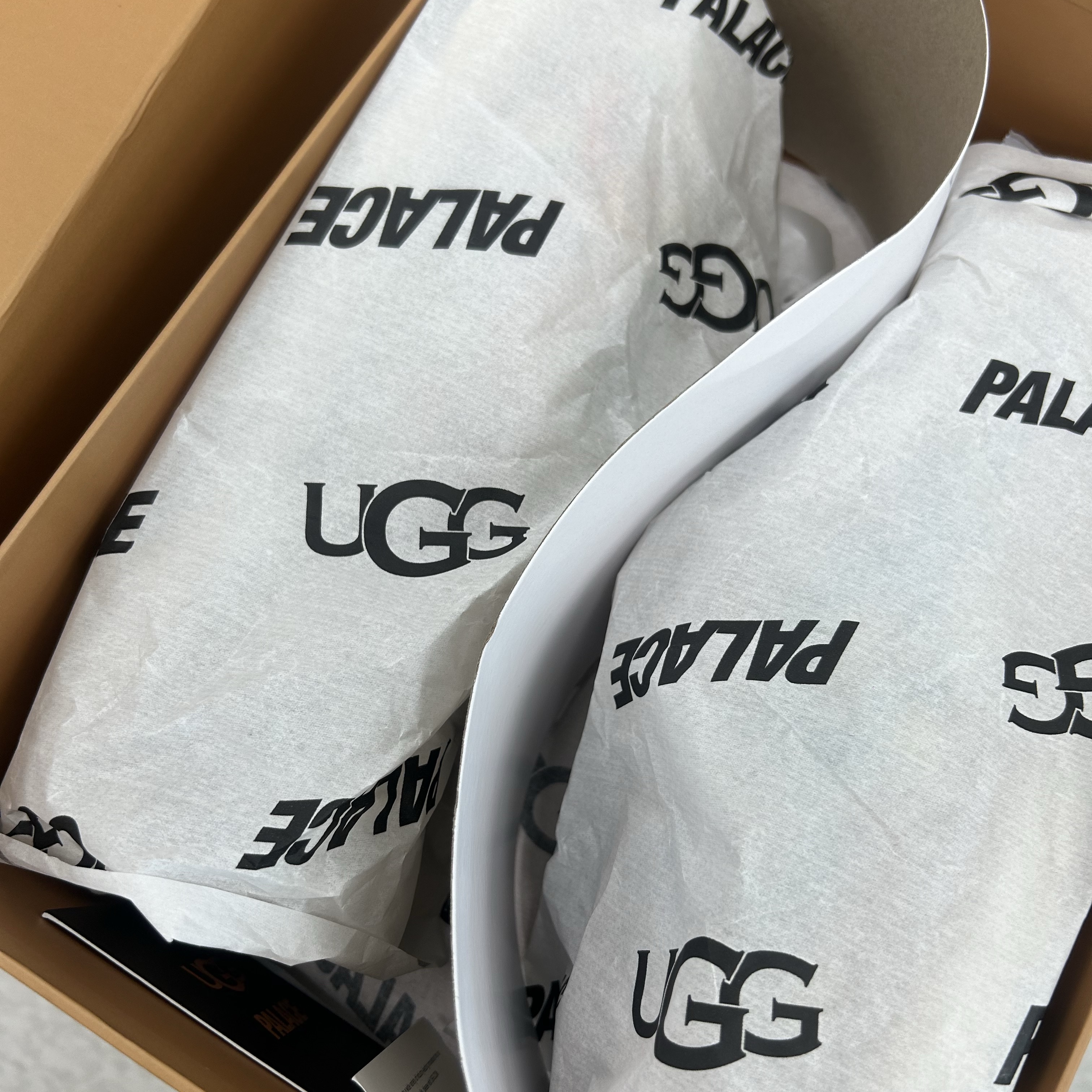 UGG x Palace Tasman Slipper Chestnut Camo 착용 스타일 - 3