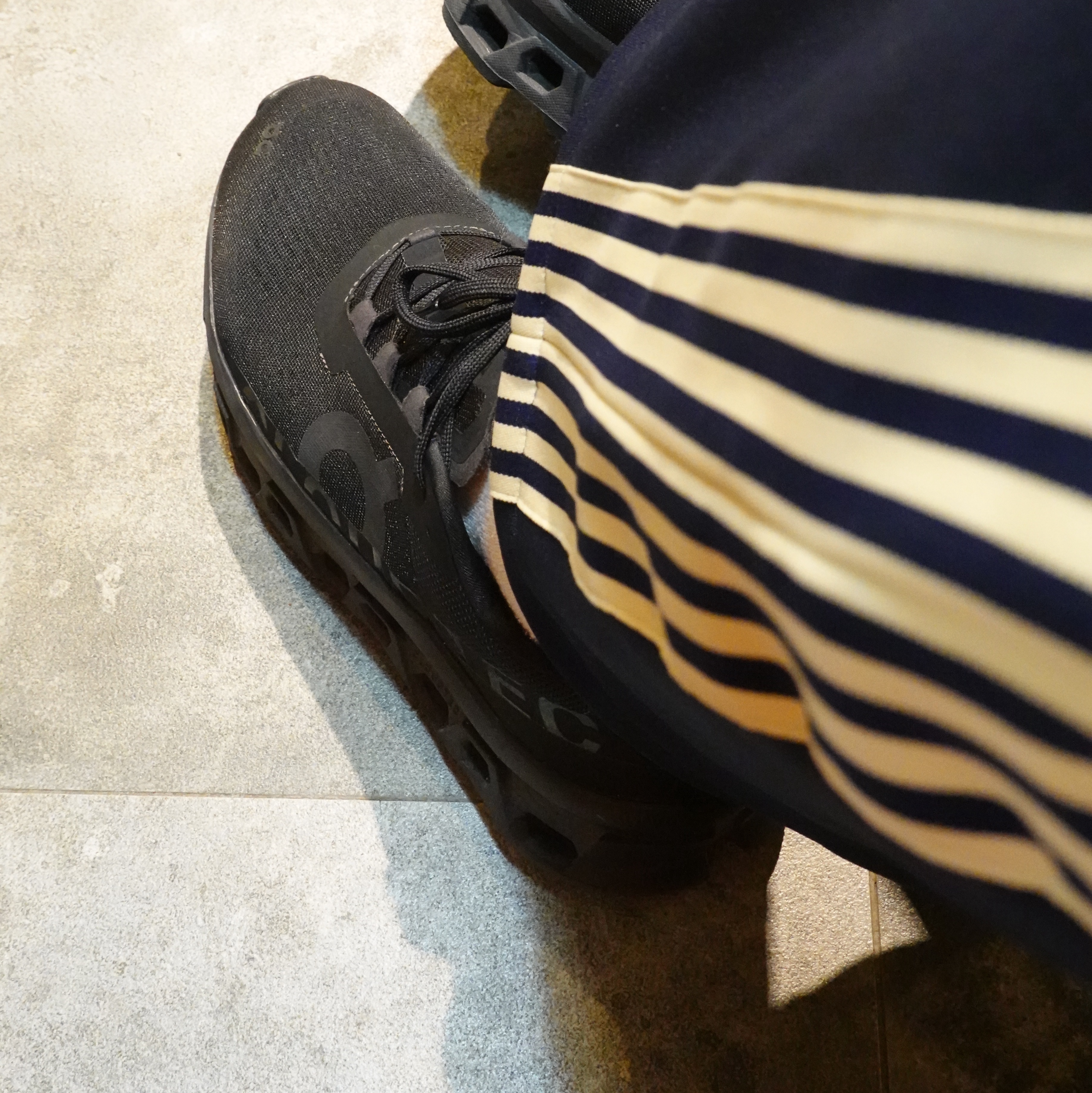 Kapital Stuntman & Woman Smooth Jersey Baggy Track Pants Banner Stripe Navy, On Running Cloudmonster All Black 착용 스타일 - 2