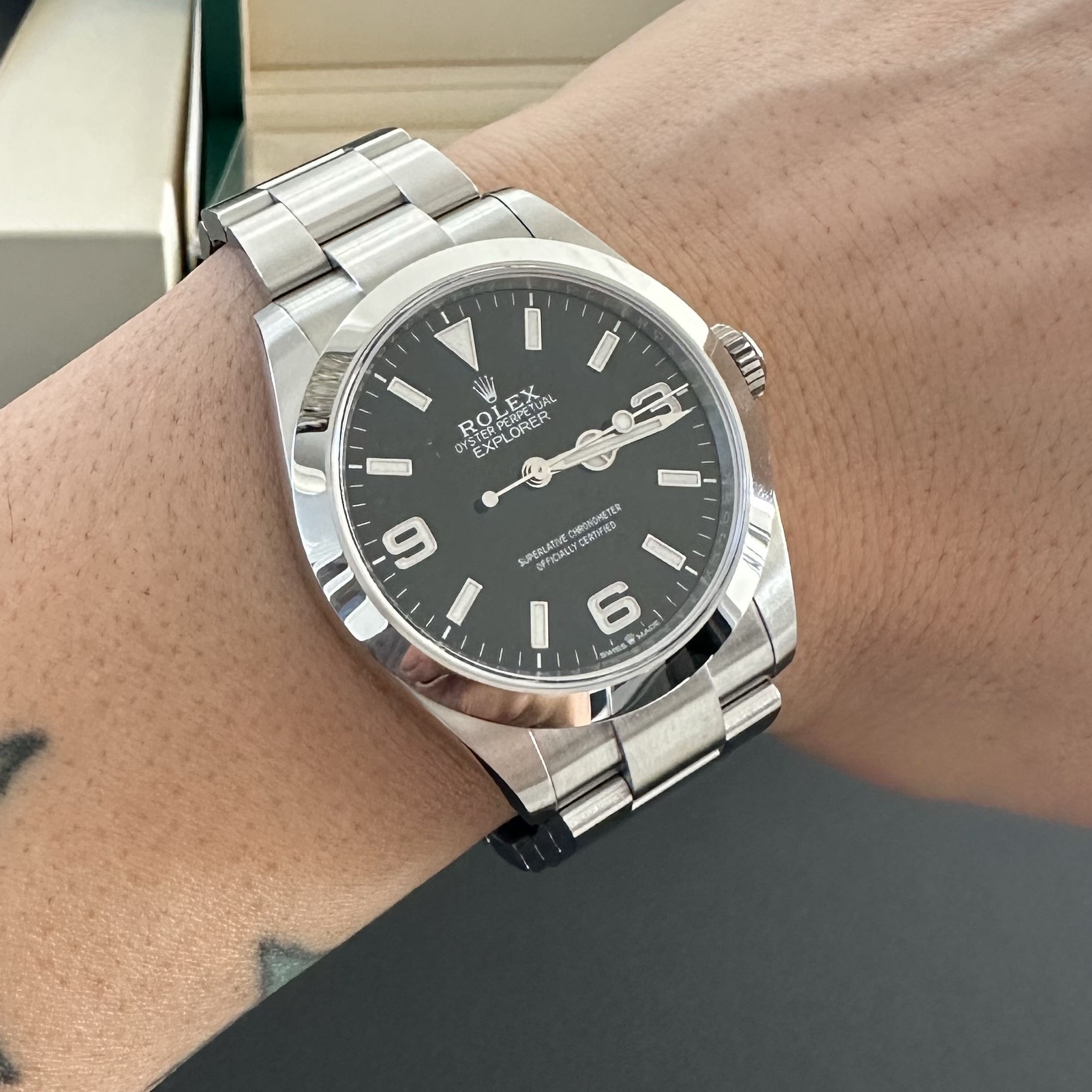 Rolex Explorer 40mm 224270 Black Oyster 착용 스타일 - 7