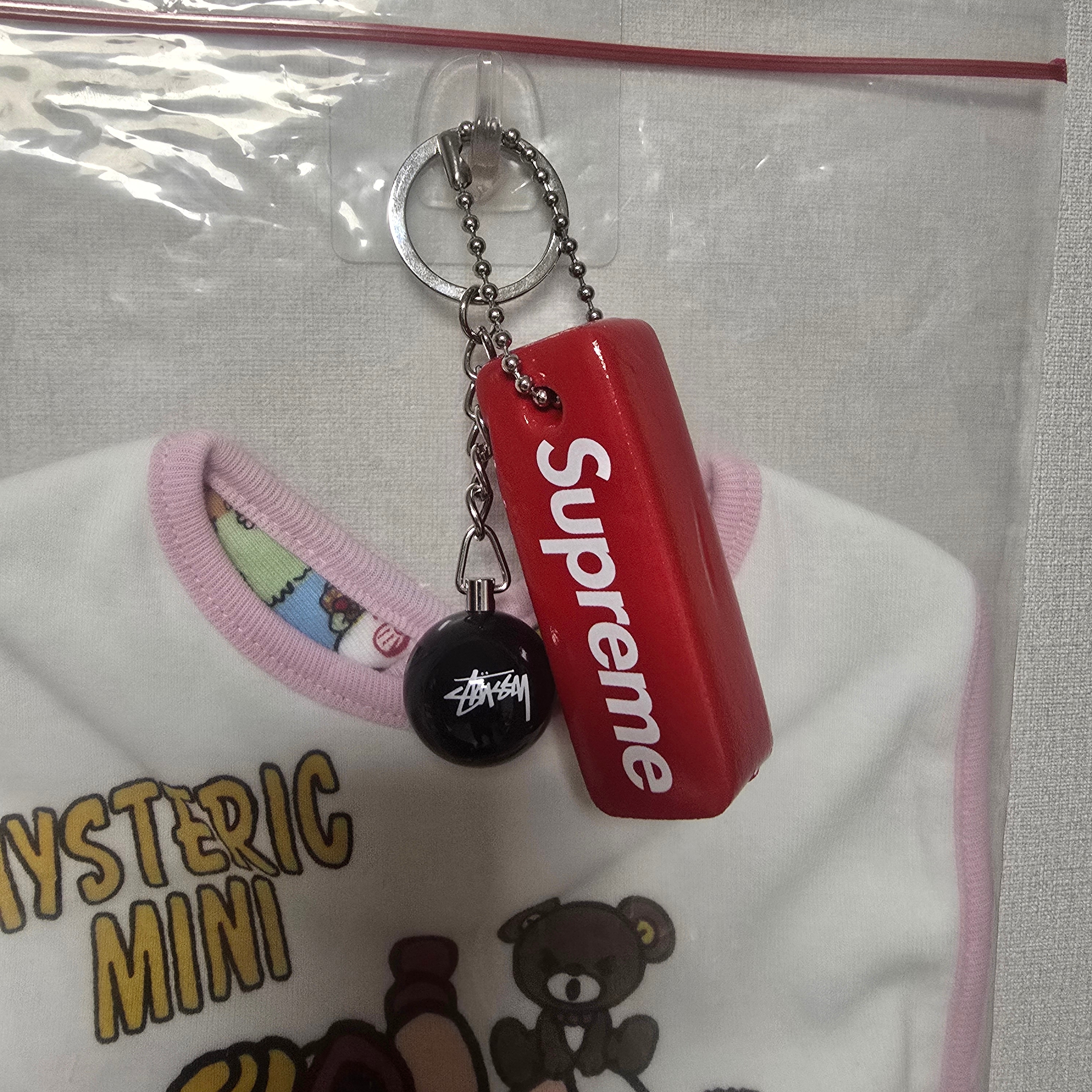 Supreme Floating Keychain Red - 23FW 착용 스타일
