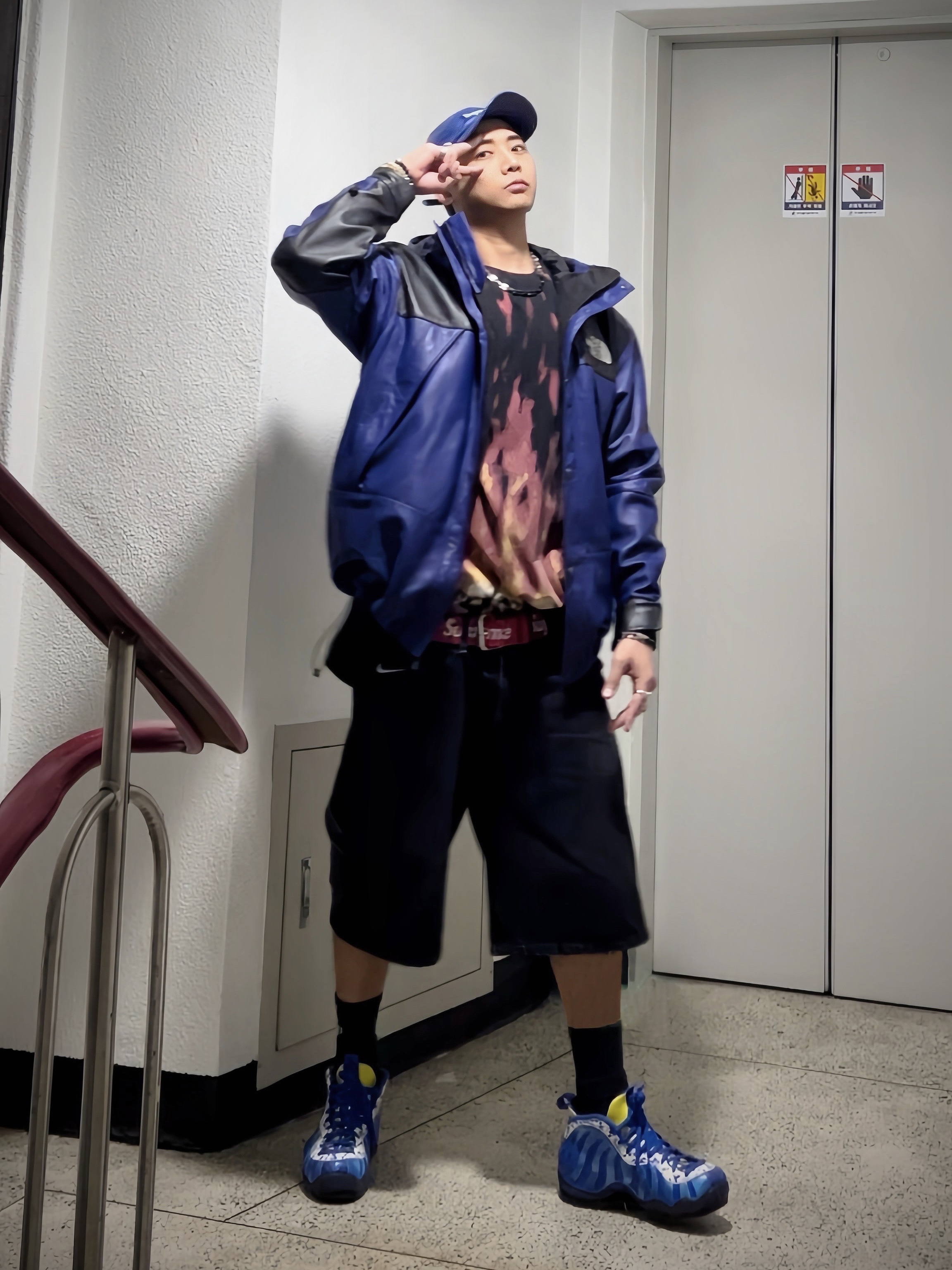 Supreme Leather Camp Cap Royal - 21SS, Supreme x The North Face Leather Mountain Parka Royal - 18FW 착용 스타일 - 3