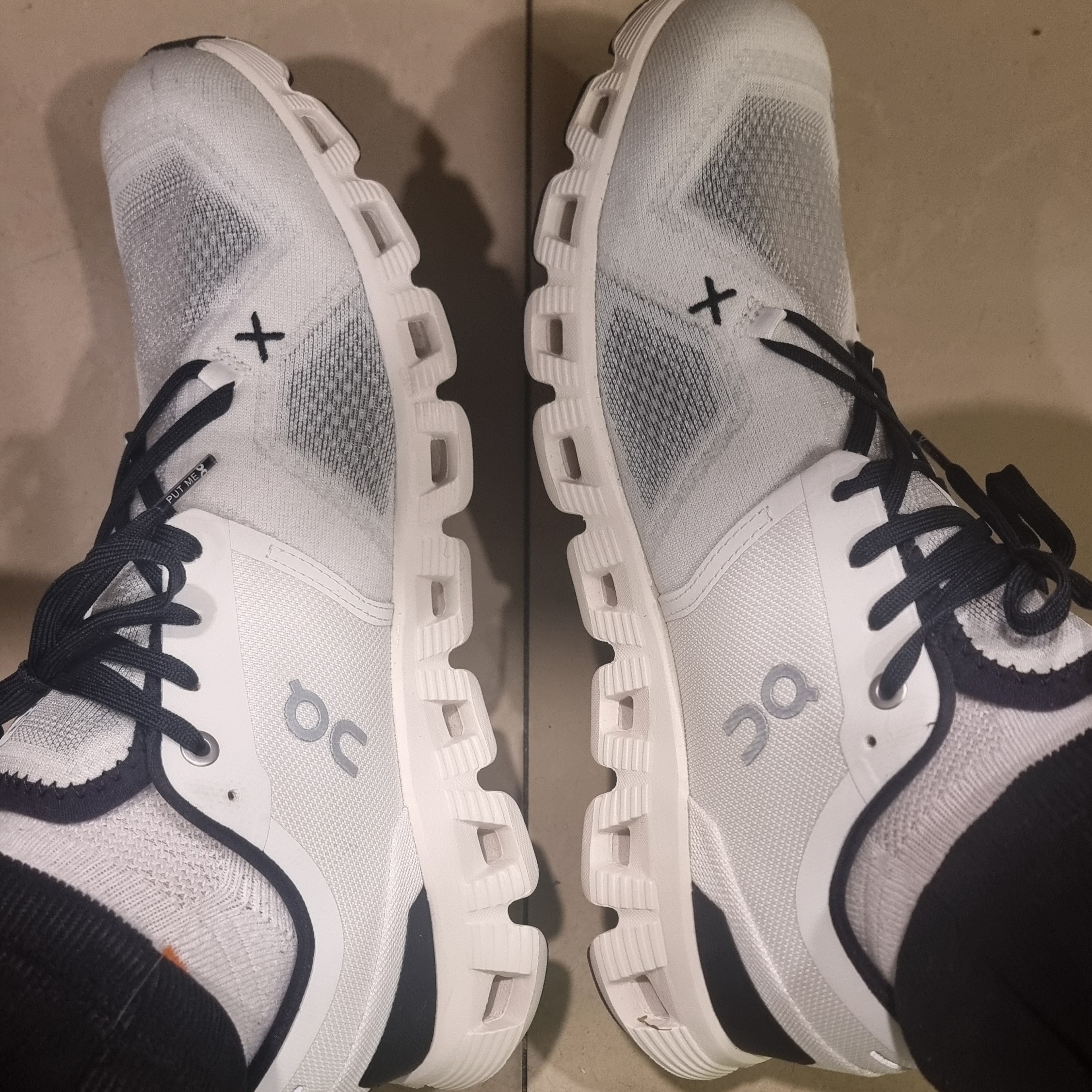 (W) On Running Cloud X 3 White Black 착용 스타일