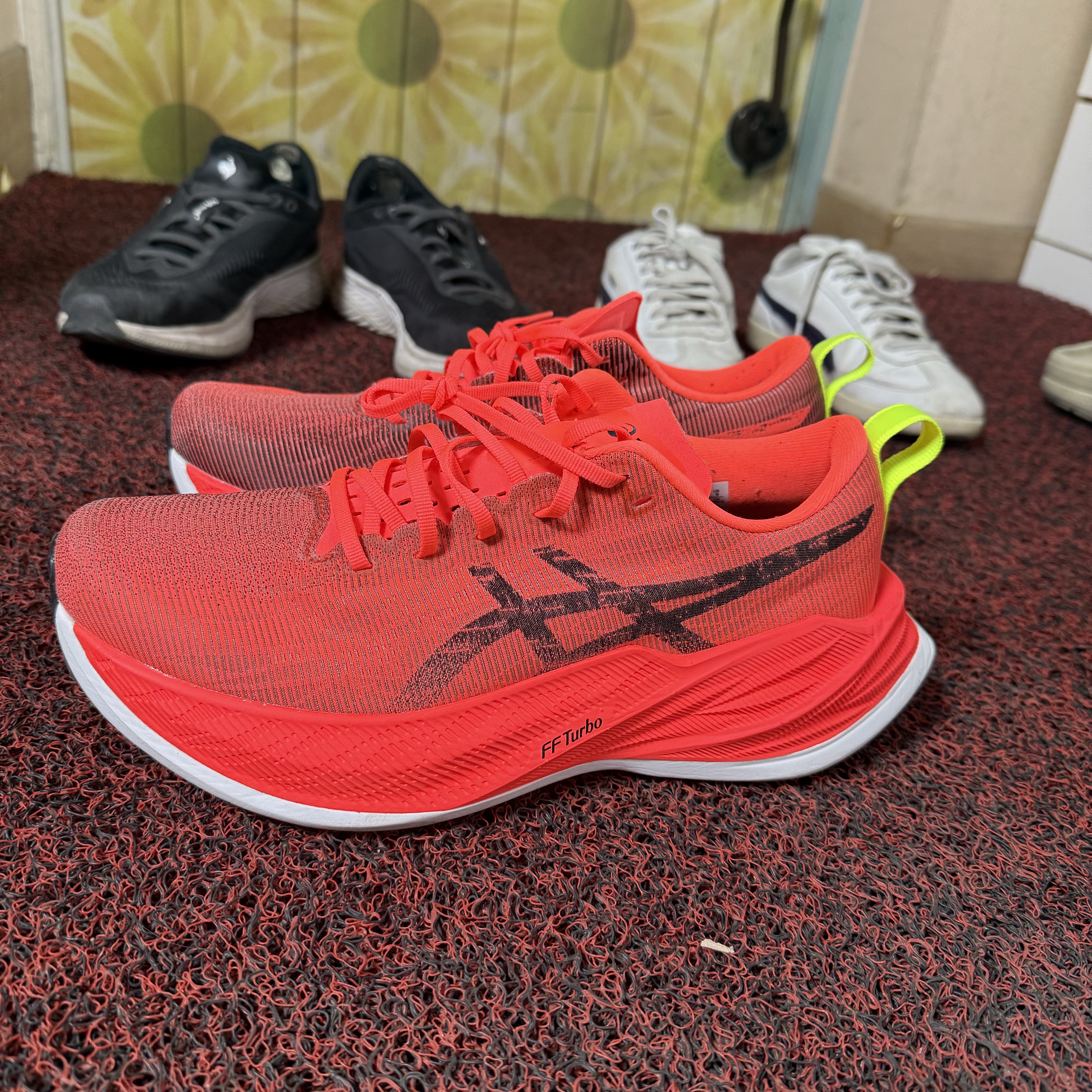 Asics Superblast Sunrise Red Black 착용 스타일