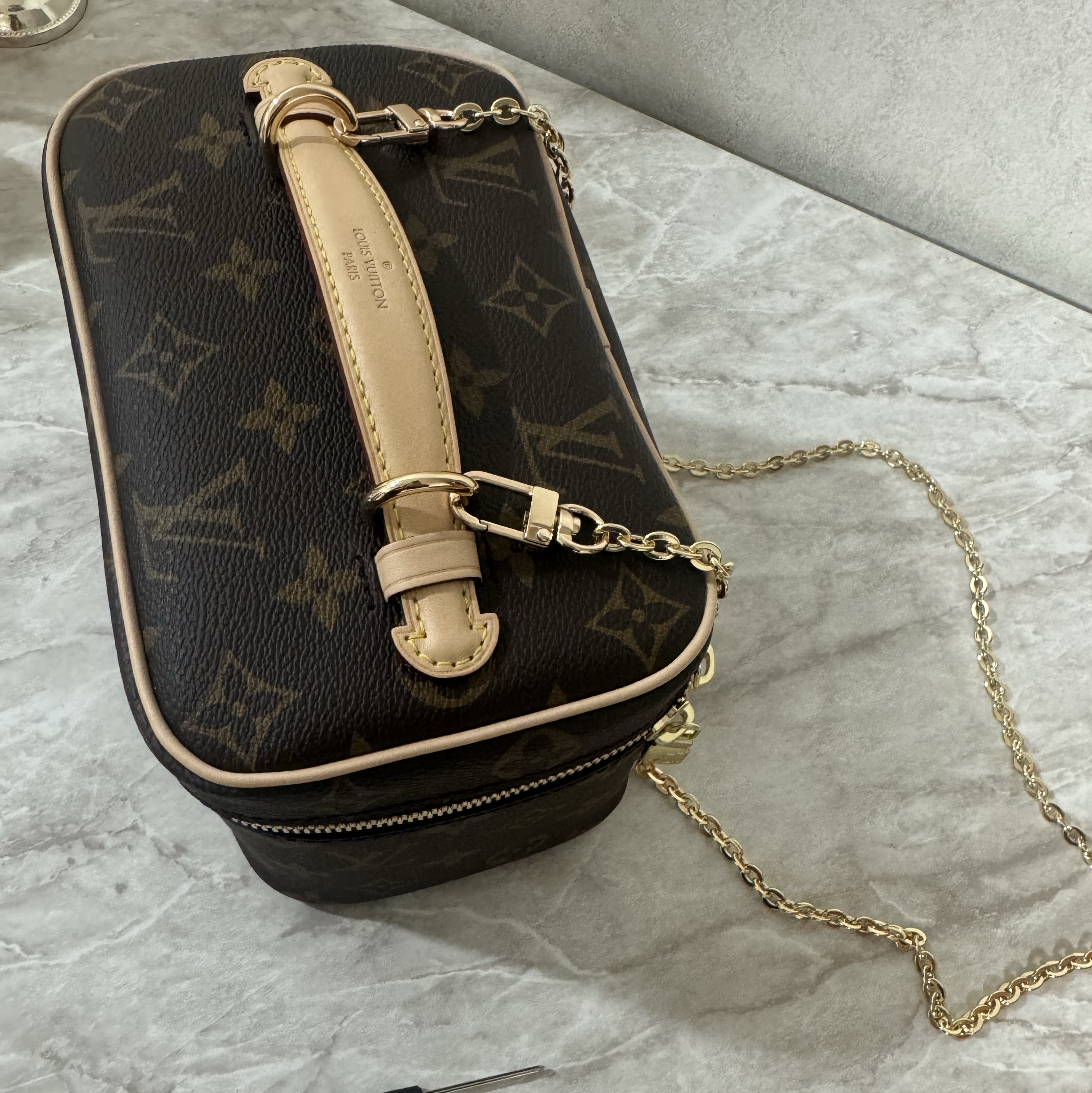 Louis Vuitton Nice Mini Toiletry Pouch Monogram 착용 스타일