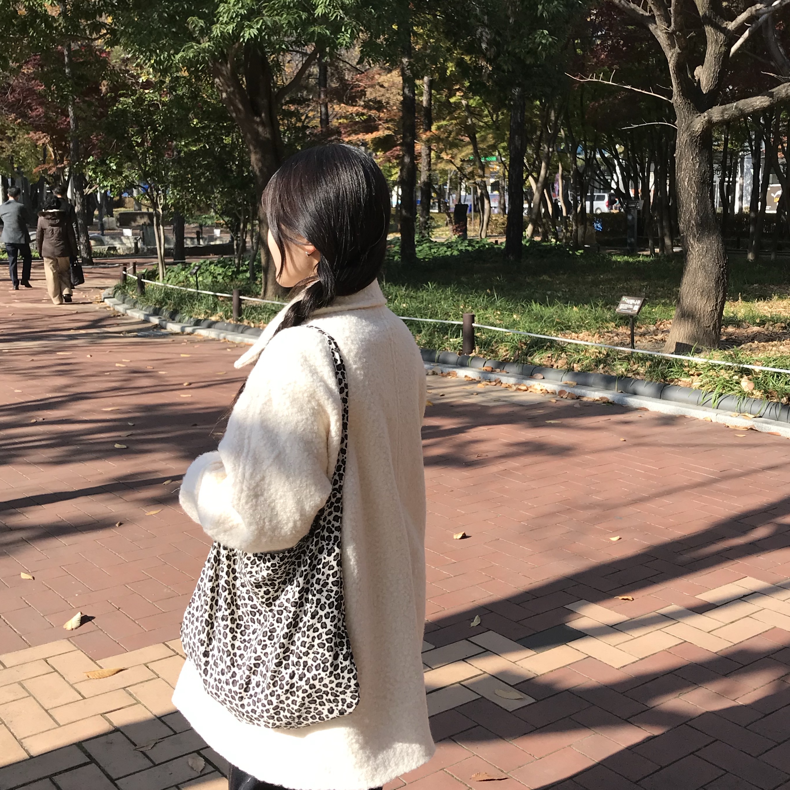 Emis Leopard Corduroy Eco Bag White 착용 스타일 - 3