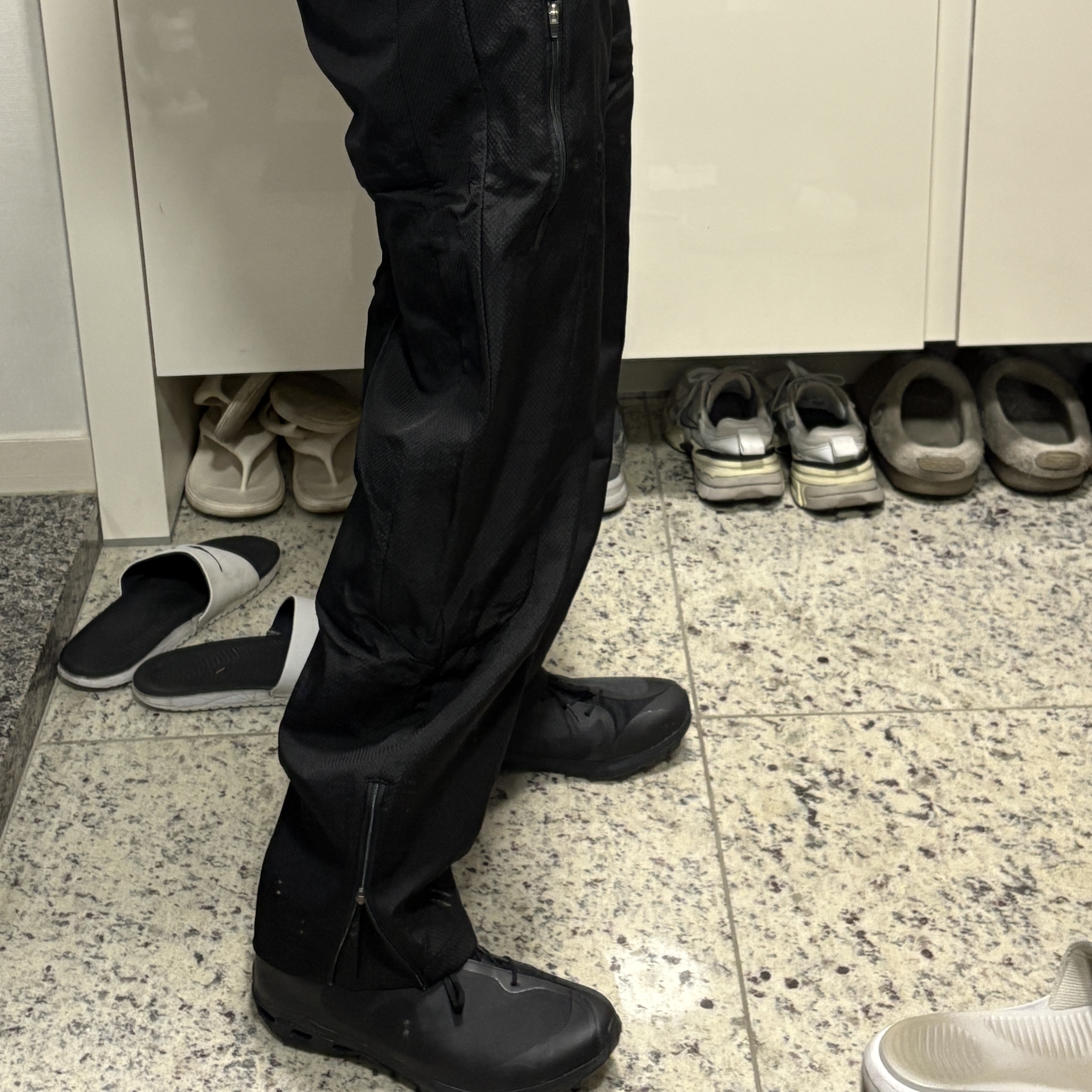 On Running x Post Archive Faction (Paf) Cloudventure Peak All Black 착용 스타일 - 1