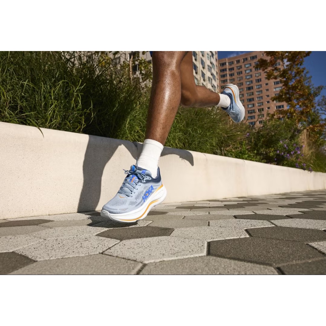Hoka Bondi 9 Drizzle Downpour - Wide, Hoka Bondi 9 Luna Moth Blue Spark - Regular 착용 스타일 - 6