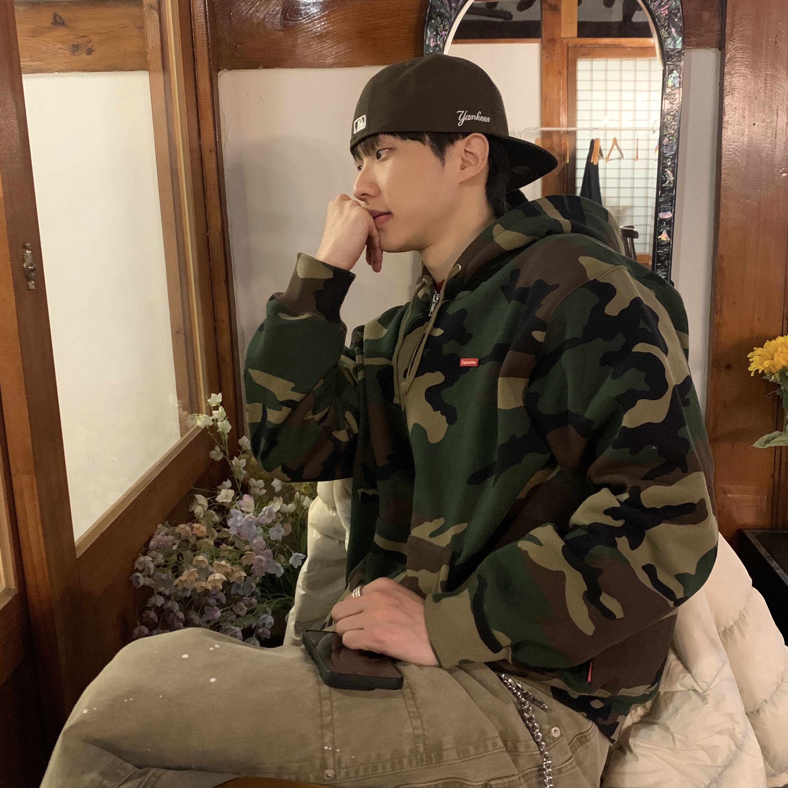 Supreme Small Box Zip Up Hooded Sweatshirt Woodland Camo - 24FW, Asics Gel-Quantum Kinetic Carbon Pure Gold 착용 스타일 - 1