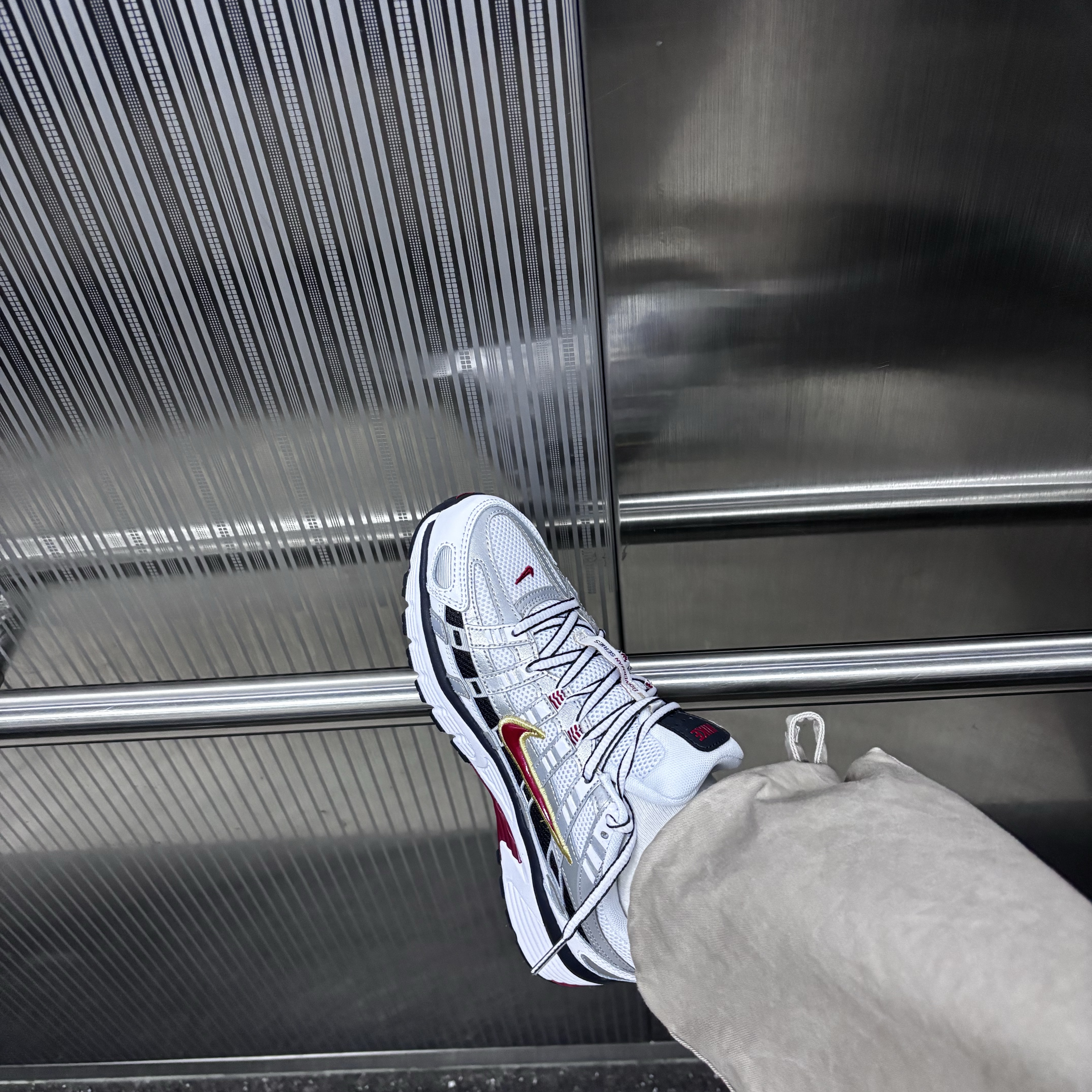 (W) Nike P-6000 Metallic Silver Red 착용 스타일