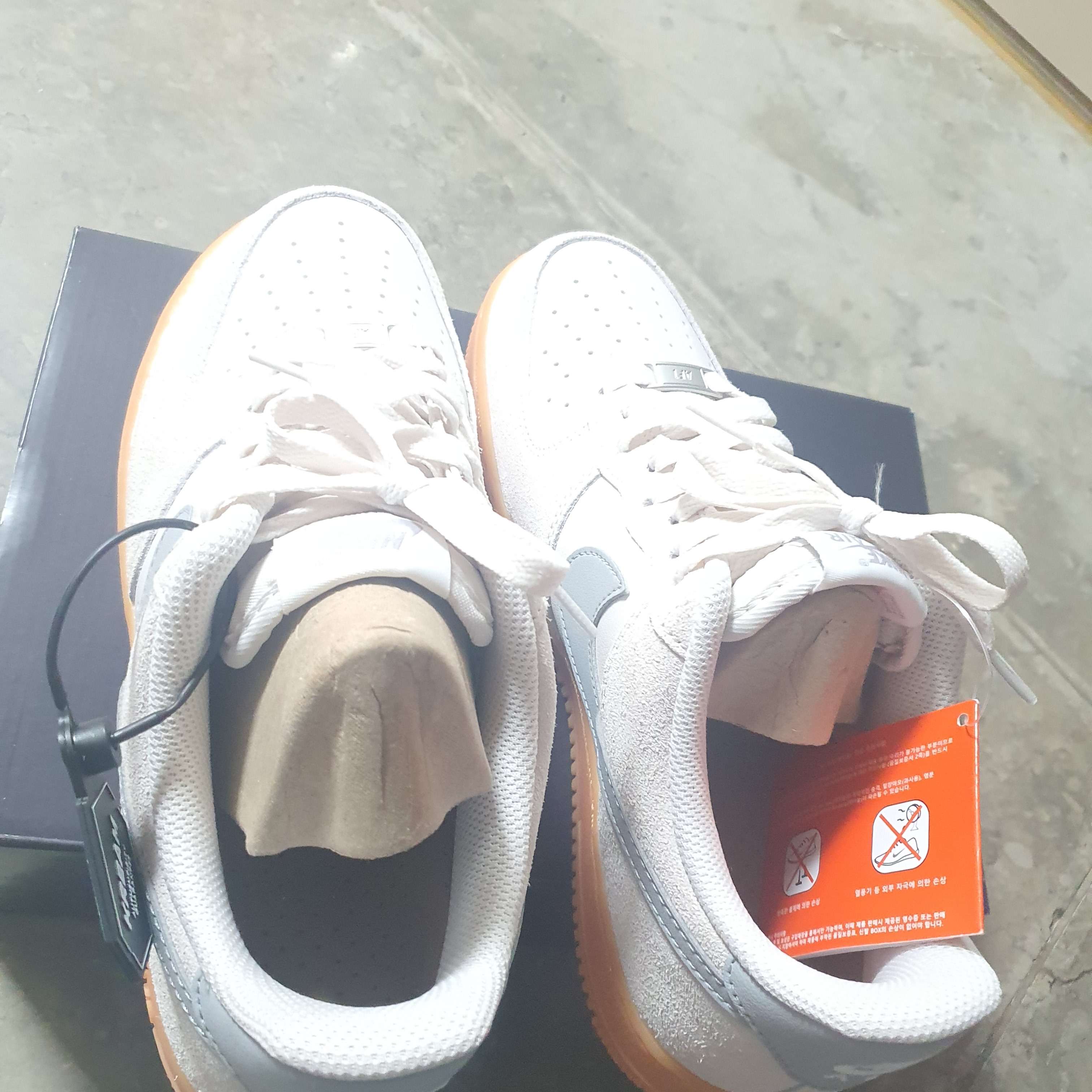 Nike Air Force 1 '07 LV8 Phantom Light Smoke Gum 착용 스타일 - 2