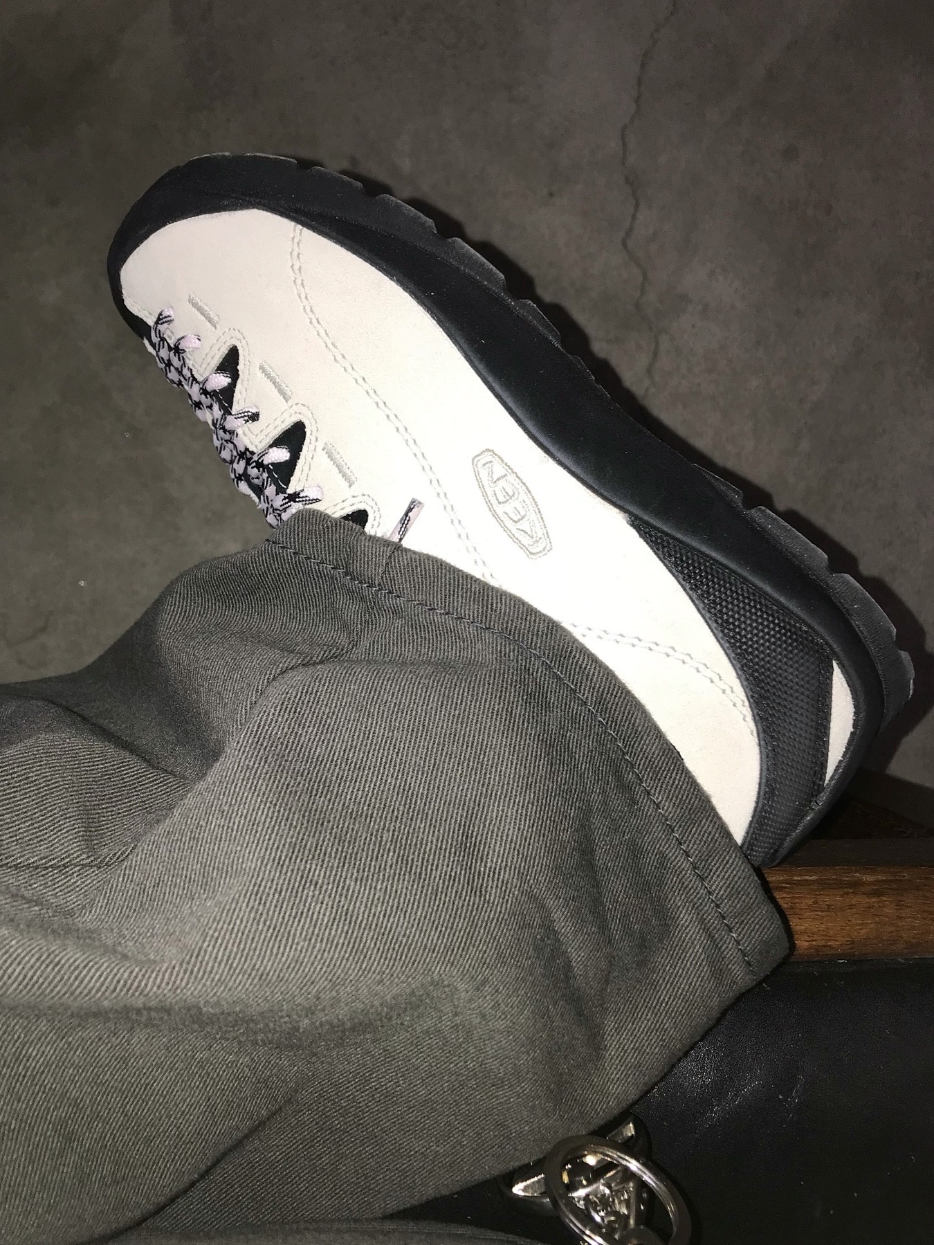 Keen 25SS New Jasper Sneakers Birch/Black 착용 스타일