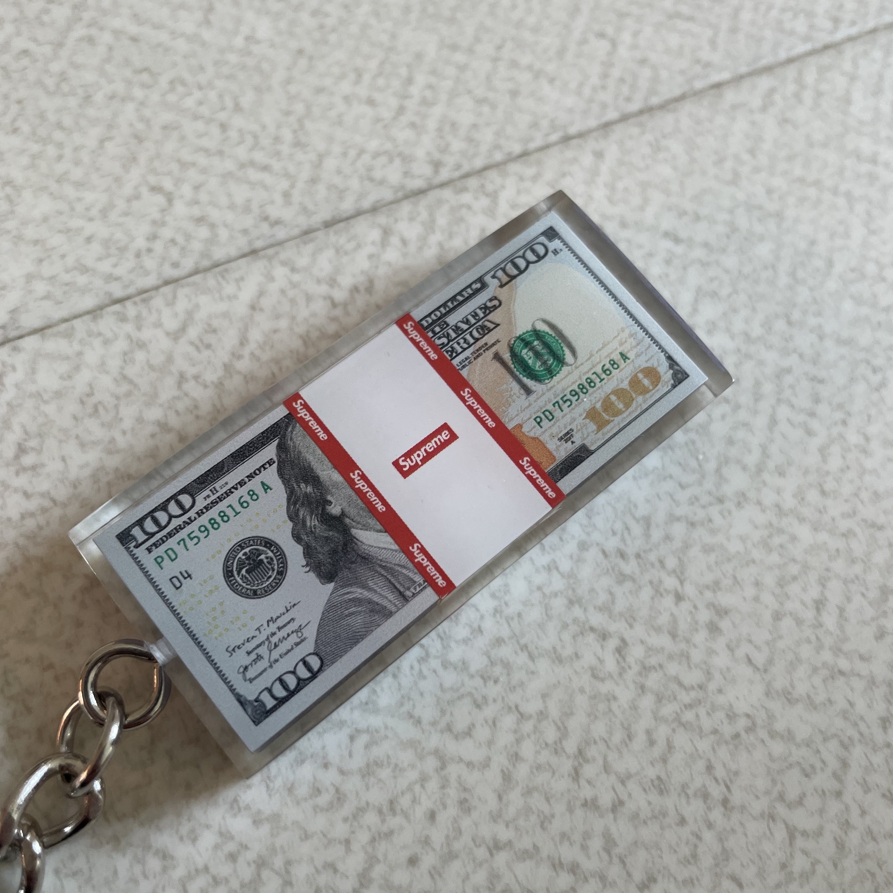 Supreme Cash Paperweight Keychain Multicolor - 24FW 착용 스타일 - 4