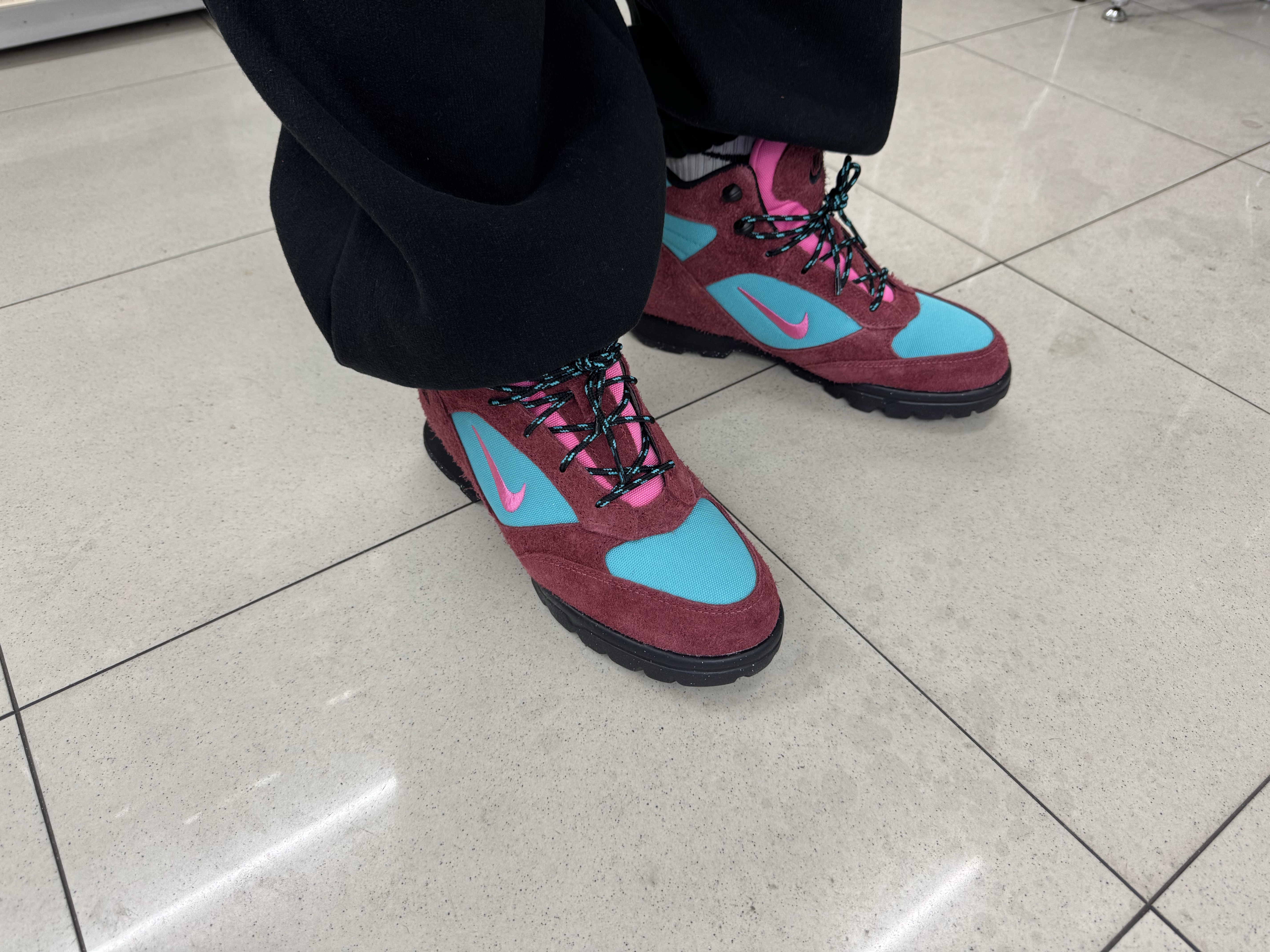 Nike ACG Torre Mid Waterproof Team Red Dusty Cactus Sail Pinksicle 착용 스타일 - 2
