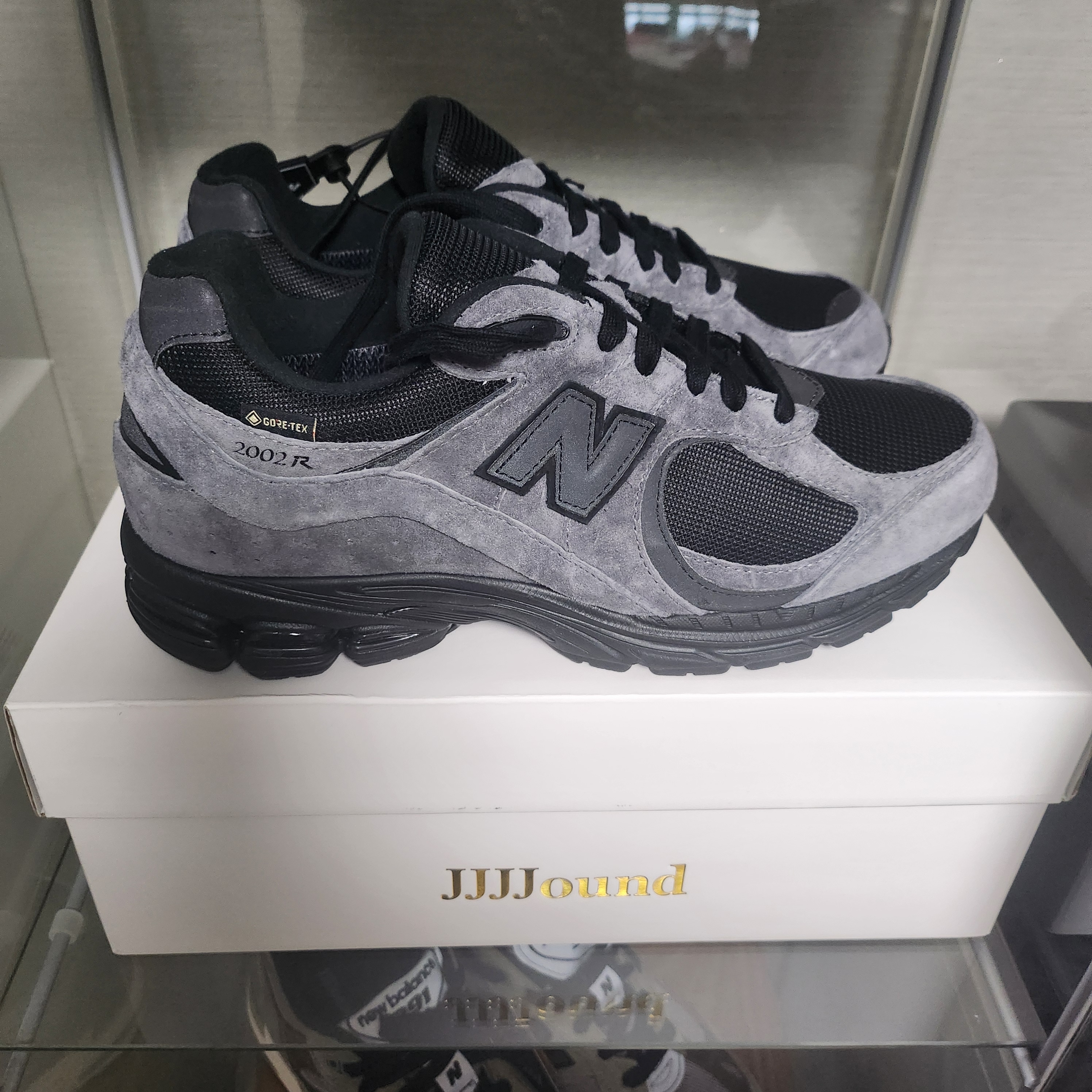New Balance x JJJJound 2002R Gore-Tex Charcoal 착용 스타일 - 2