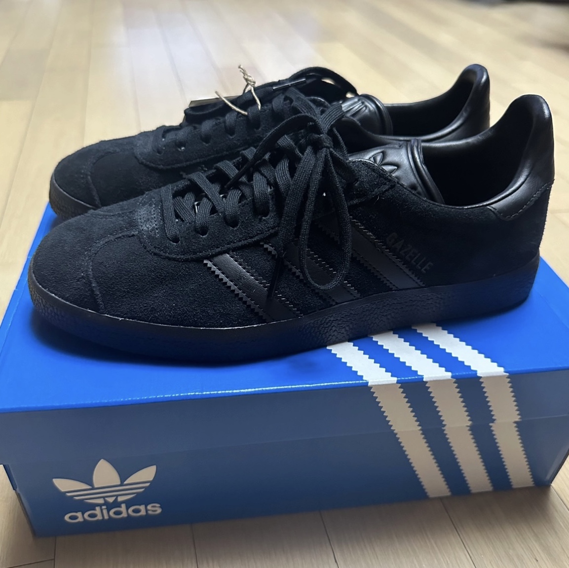 Adidas Gazelle Triple Black 착용 스타일