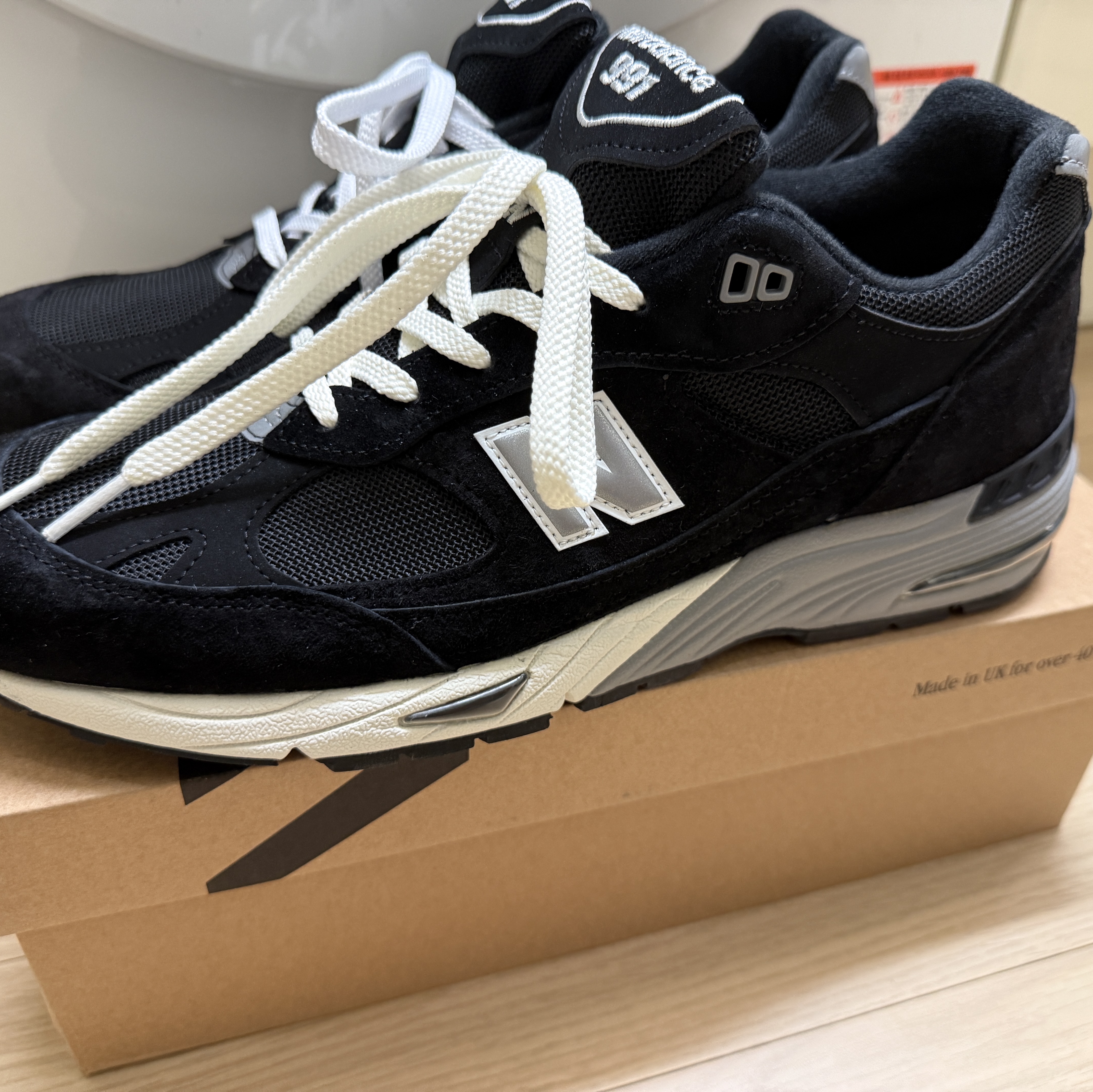 New Balance 991 Made in UK Black Silver 착용 스타일 - 2